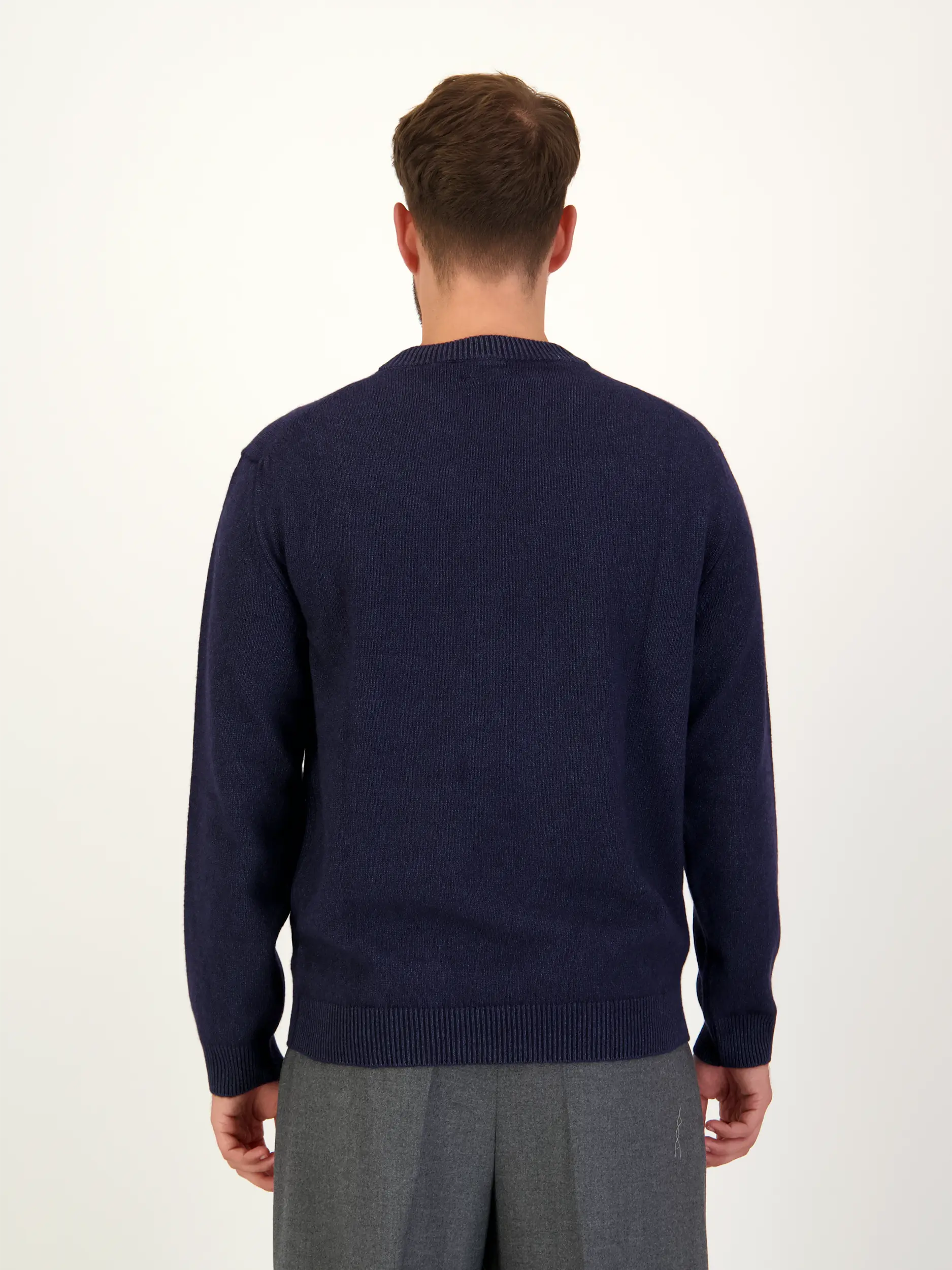 Pullover aus Kaschmir langarm - Artikel Rückseite getragen von einem Modell - Farbe: Blau