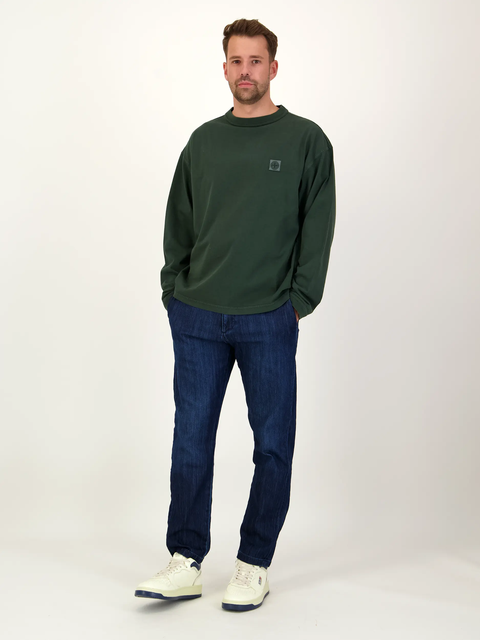 Langarmshirt - Artikel Teil eines Outfits getragen von einem Modell
