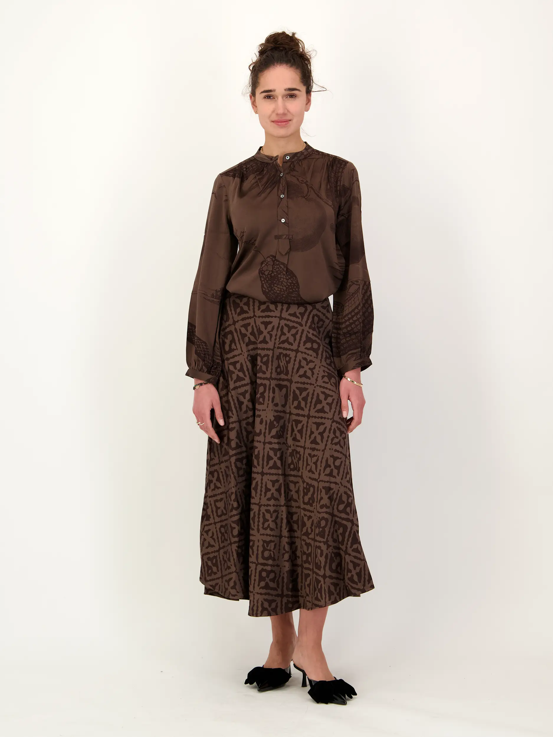 Midirock 'Eyes of Marrakesh 2' aus Seide - Artikel Teil eines Outfits getragen von einem Modell - Farbe: Braun