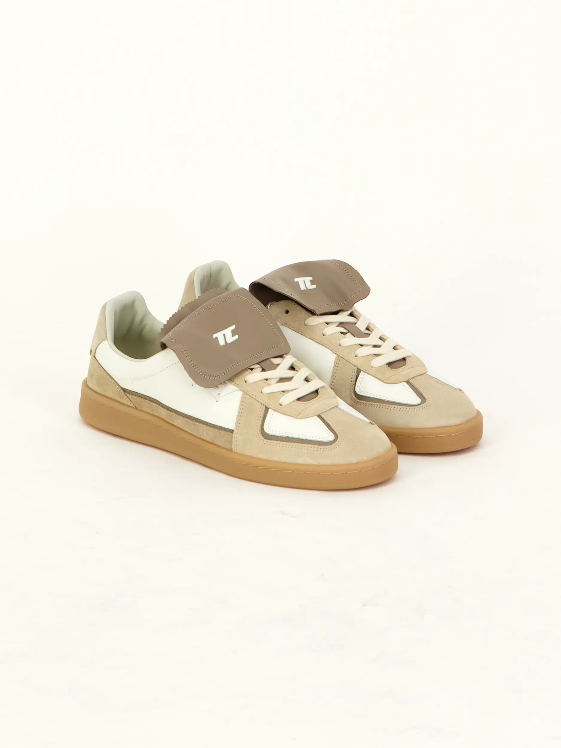 Sneaker 'Big Bang' aus Leder - Artikel Teil eines Outfits getragen von einem Modell - Farbe: Braun