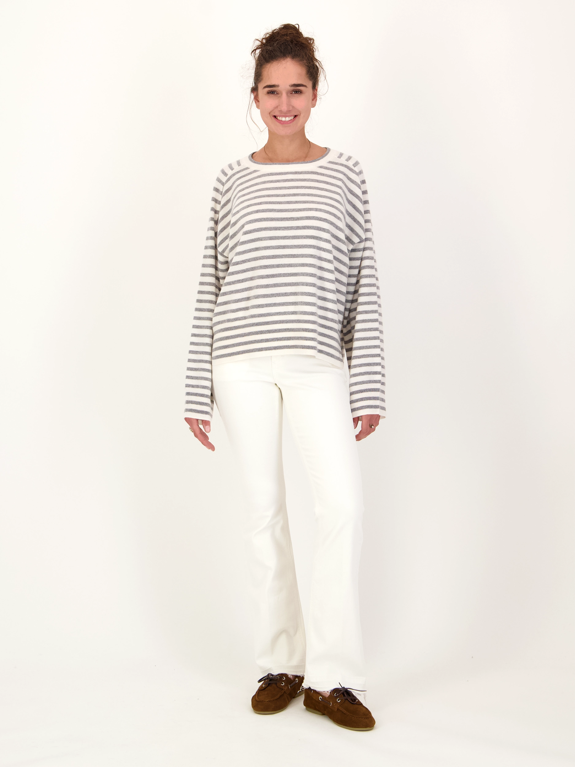 Pullover - Artikel Teil eines Outfits getragen von einem Modell - Farbe: Grau
