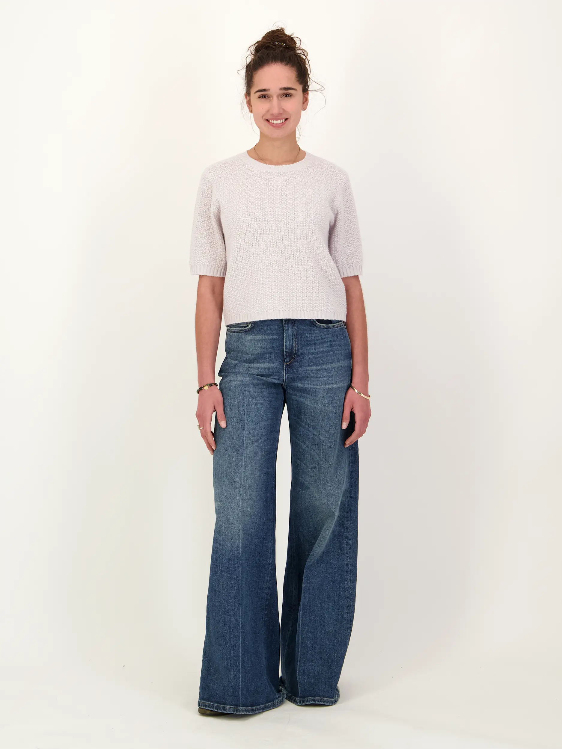 Pullover Kurzarm  - Artikel Teil eines Outfits getragen von einem Modell - Farbe: Grau