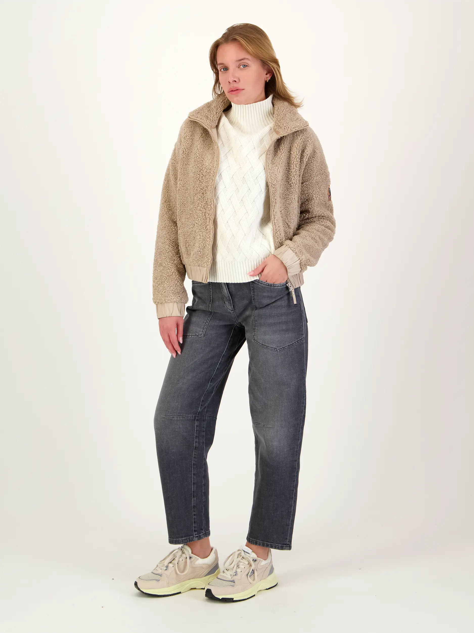 Teddyjacke 'Sori' - Artikel Teil eines Outfits getragen von einem Modell - Farbe: Beige