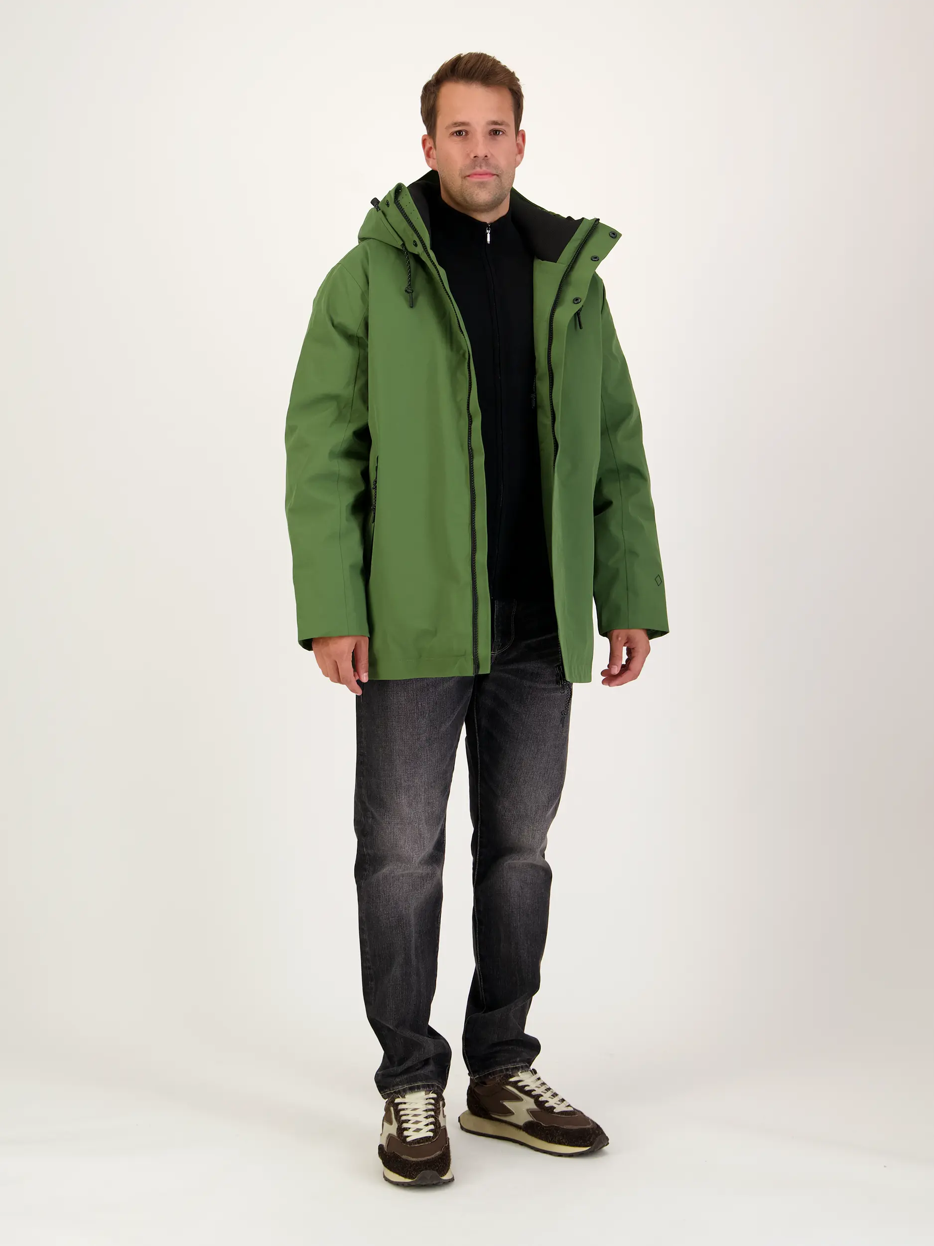 Jacke 'Coro' - Artikel Teil eines Outfits getragen von einem Modell - Farbe: Grün