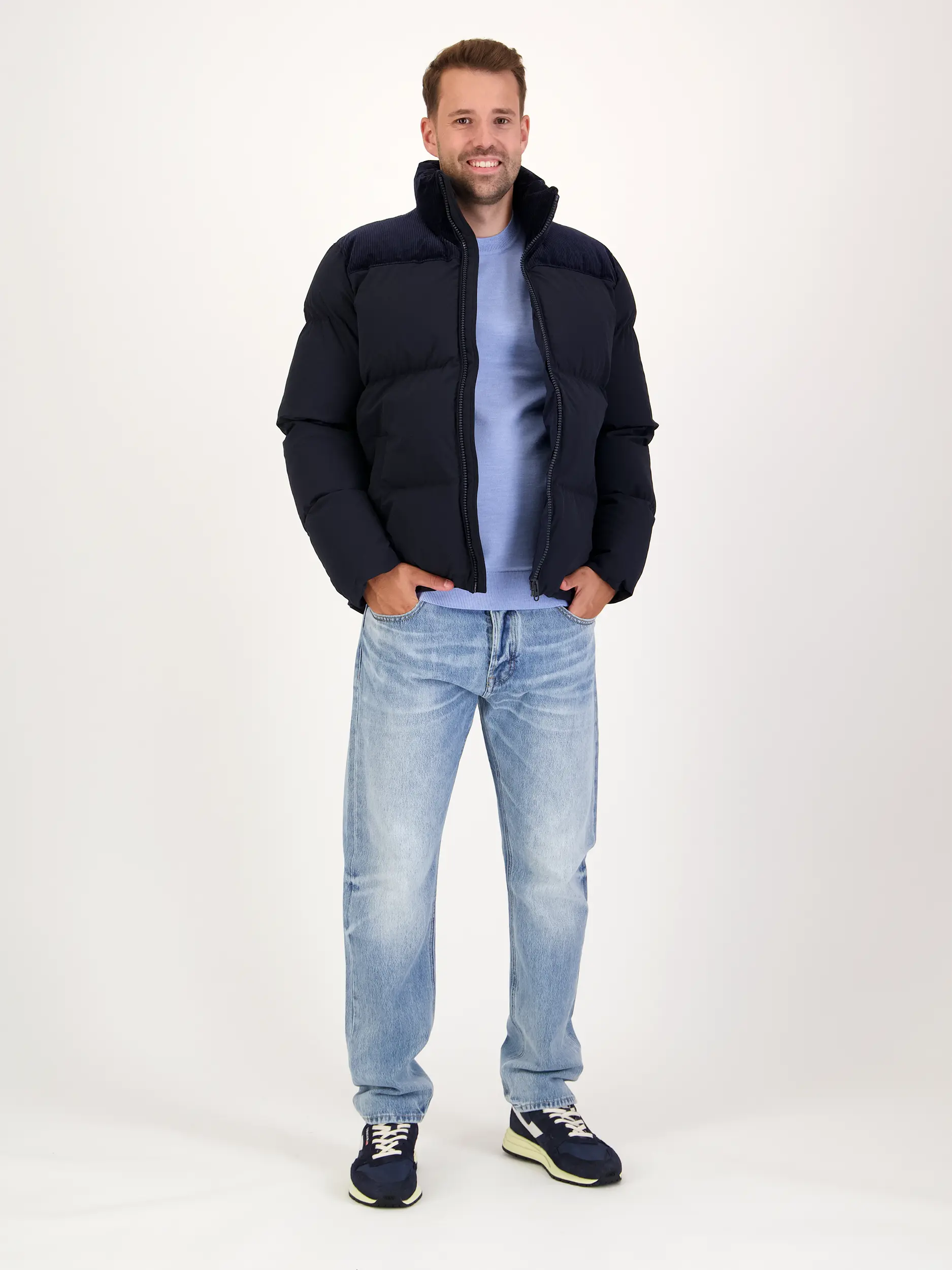 Wasserabweisende Steppjacke - Artikel Teil eines Outfits getragen von einem Modell - Farbe: Blau