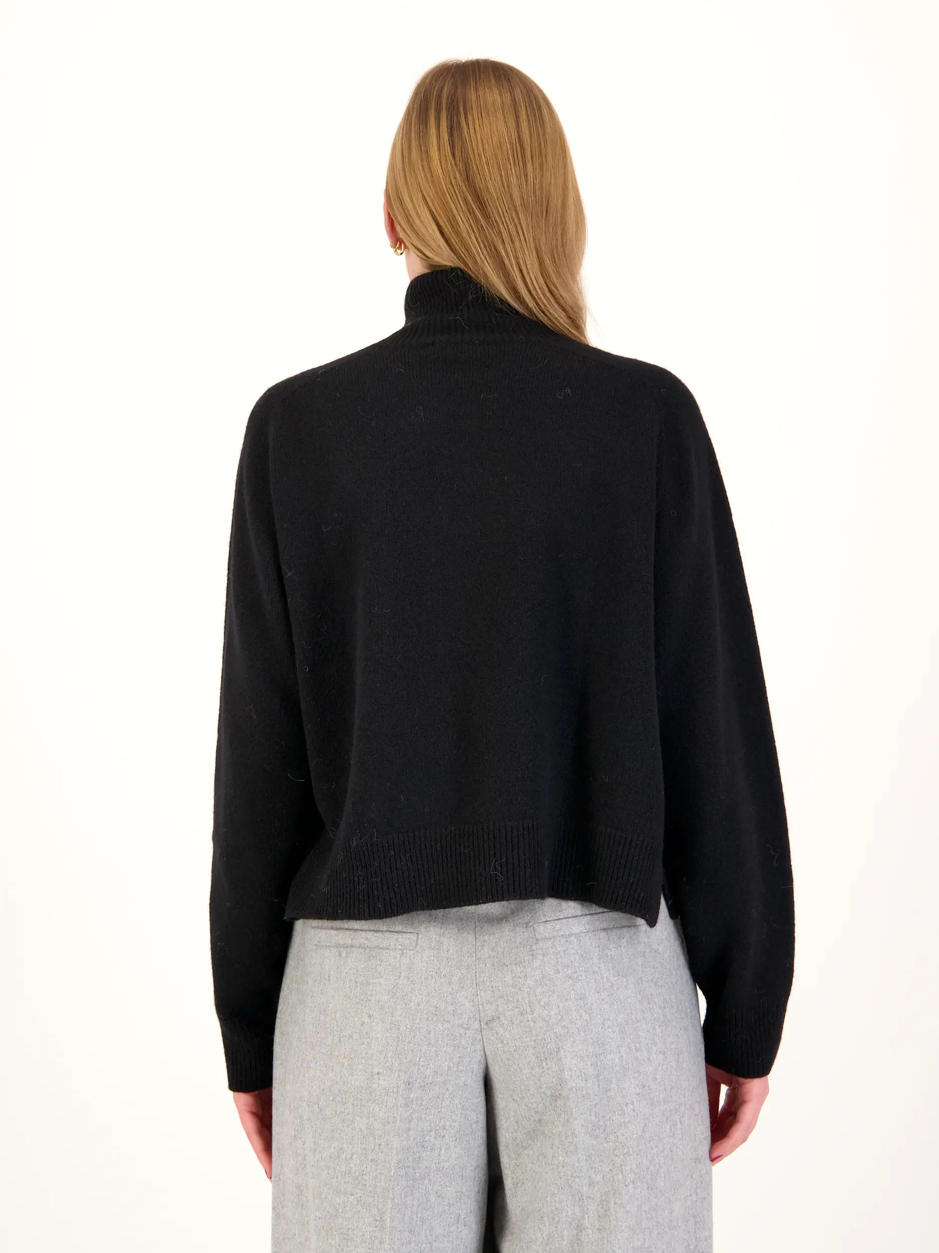Pullover 'Lyzima' - Artikel Rückseite getragen von einem Modell - Farbe: Schwarz