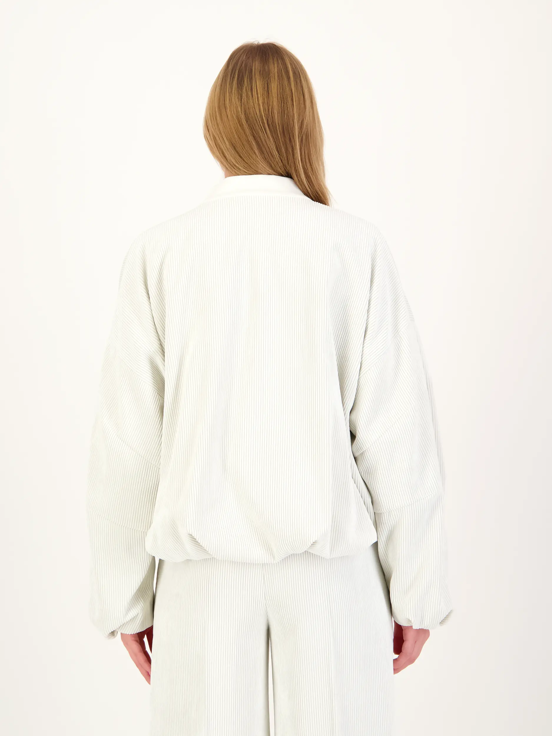 Cordjacke 'Braddan'  - Artikel Rückseite getragen von einem Modell - Farbe: Creme
