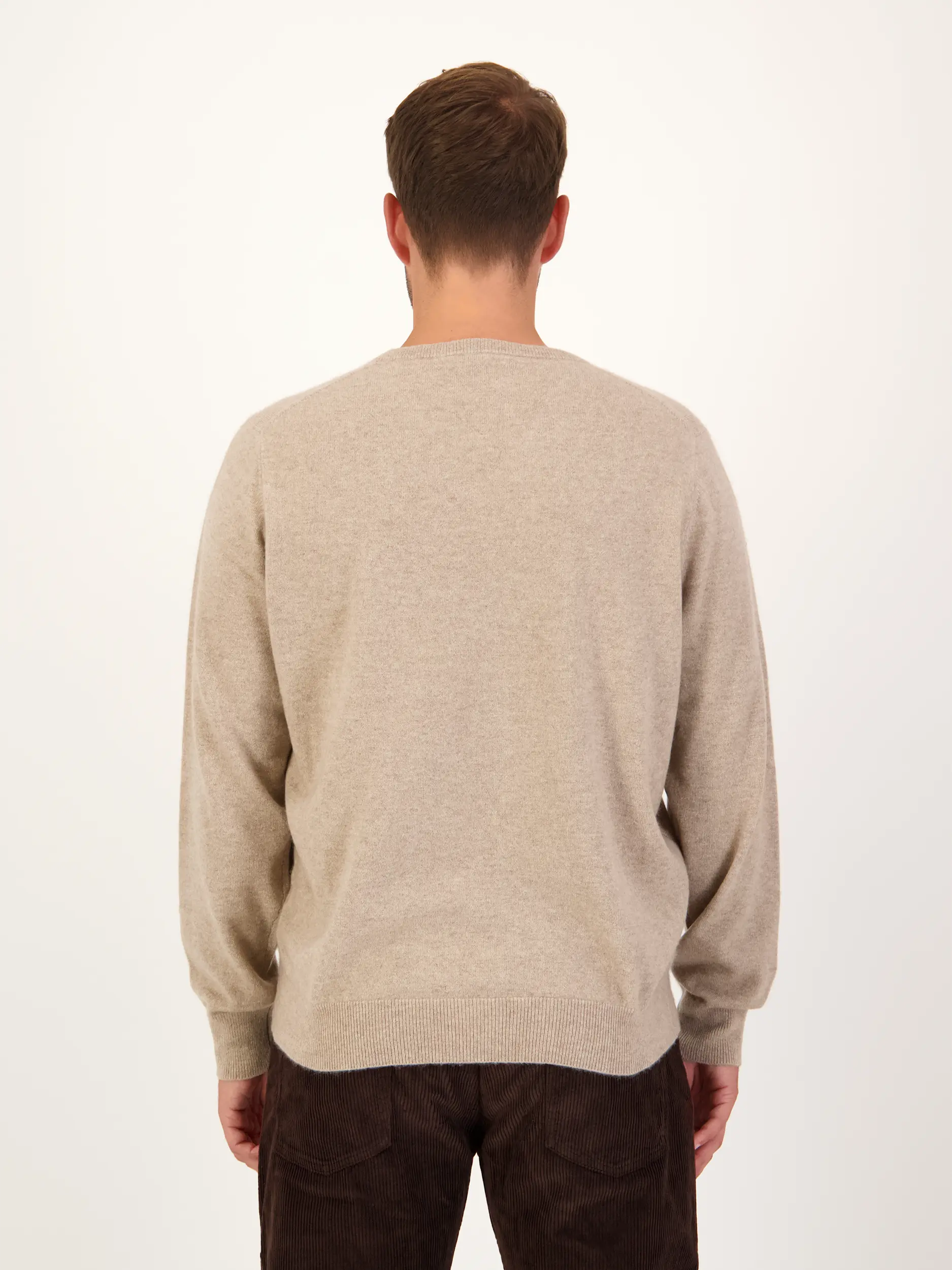 Pullover aus Kaschmir langarm - Artikel Rückseite getragen von einem Modell - Farbe: Braun