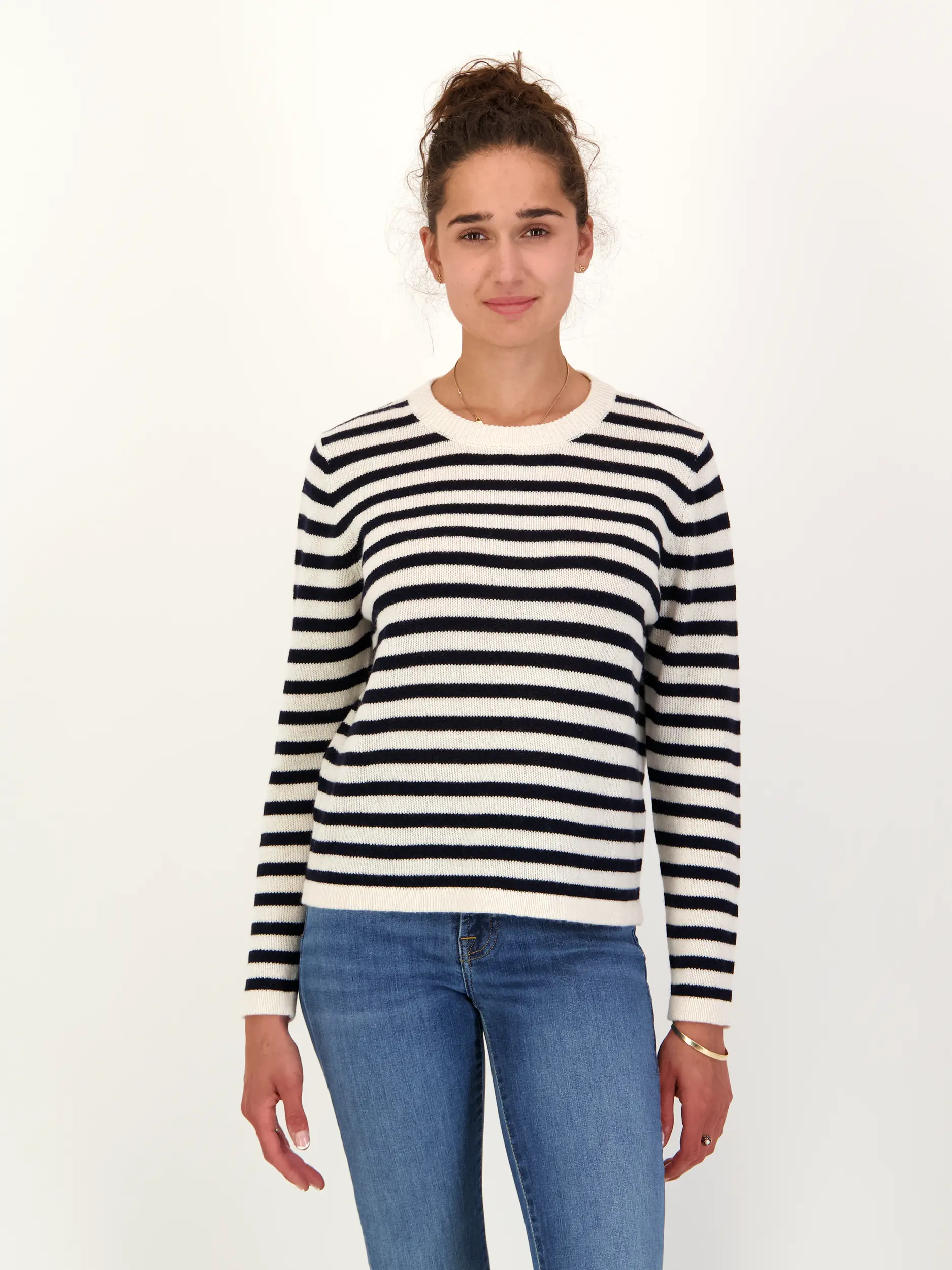 Gestreifter Pullover aus Kaschmir-Mix langarm - Artikel Vorderseite getragen von einem Modell