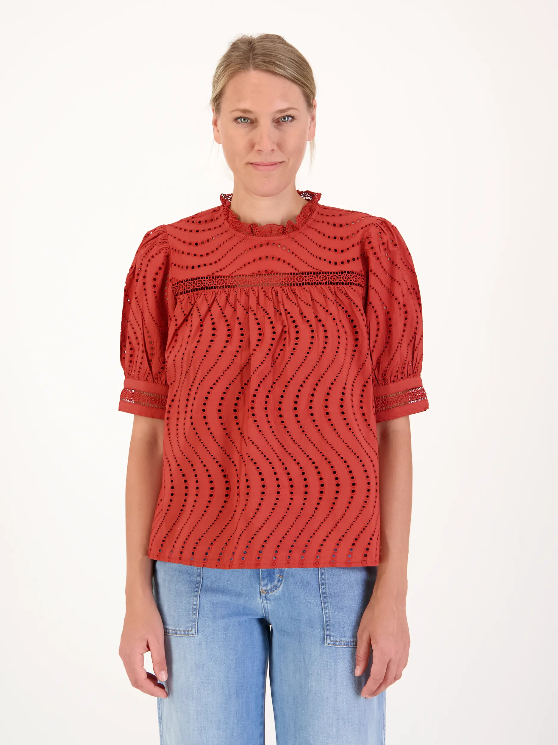 Baumwollbluse mit Lochstickerei kurzarm - Artikel Vorderseite getragen von einem Modell - Farbe: Rot