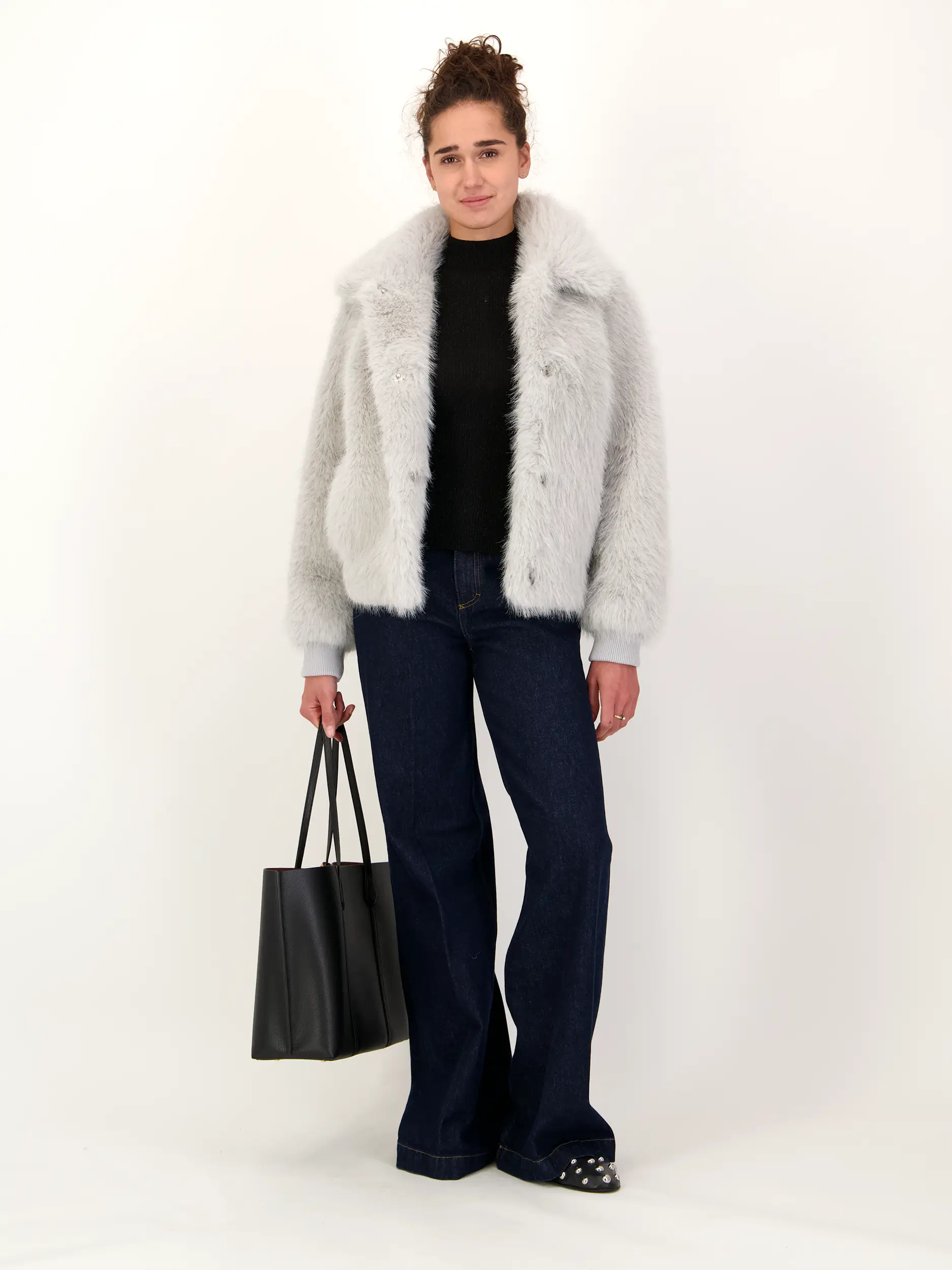 High Rise Wide Leg Jeans - Artikel Teil eines Outfits getragen von einem Modell - Farbe: Blau
