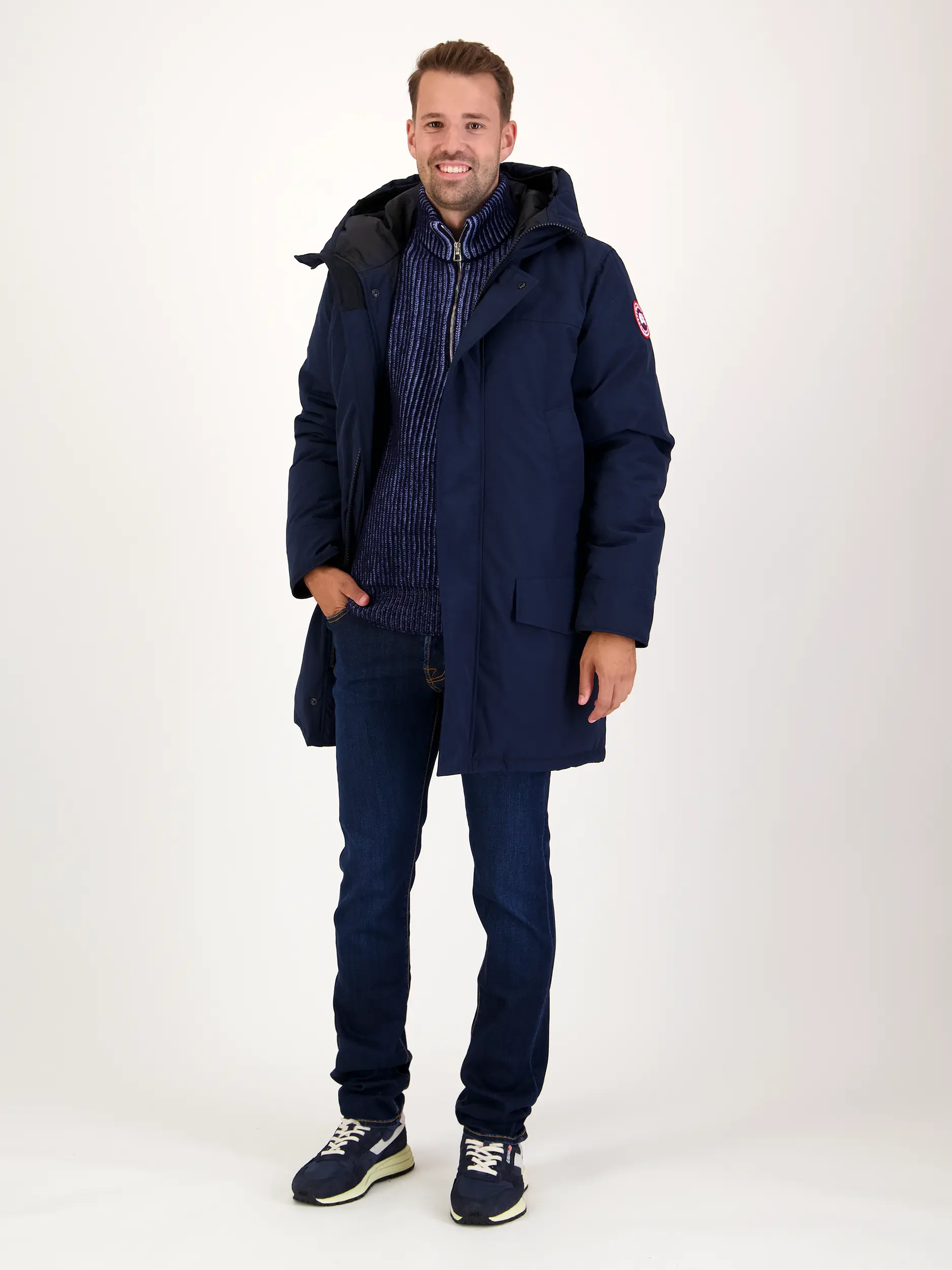 Gerippter Pullover langarm - Artikel Teil eines Outfits getragen von einem Modell - Farbe: Blau