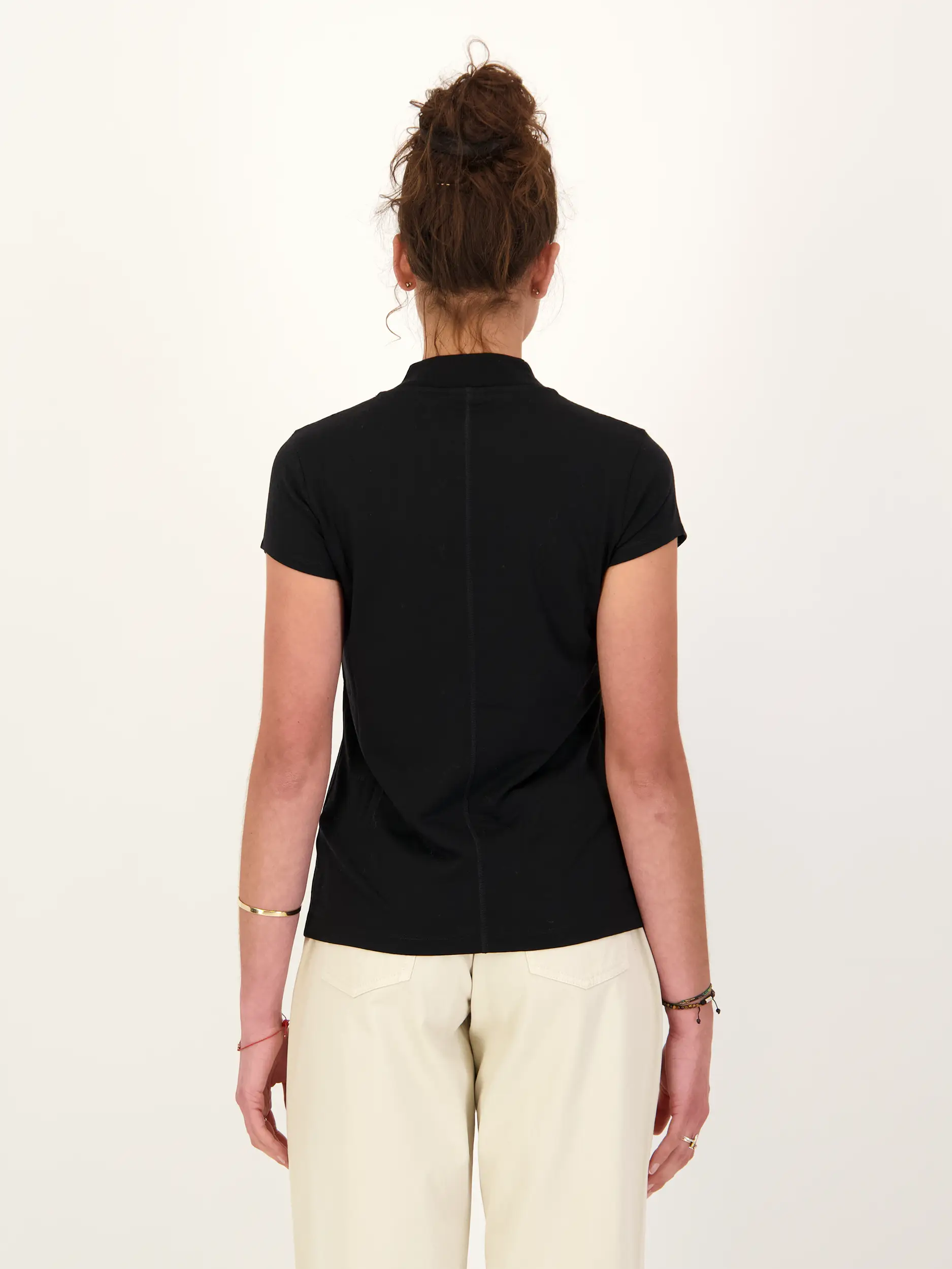 T-Shirt 'Winja' aus Wolle - Artikel Rückseite getragen von einem Modell - Farbe: Schwarz