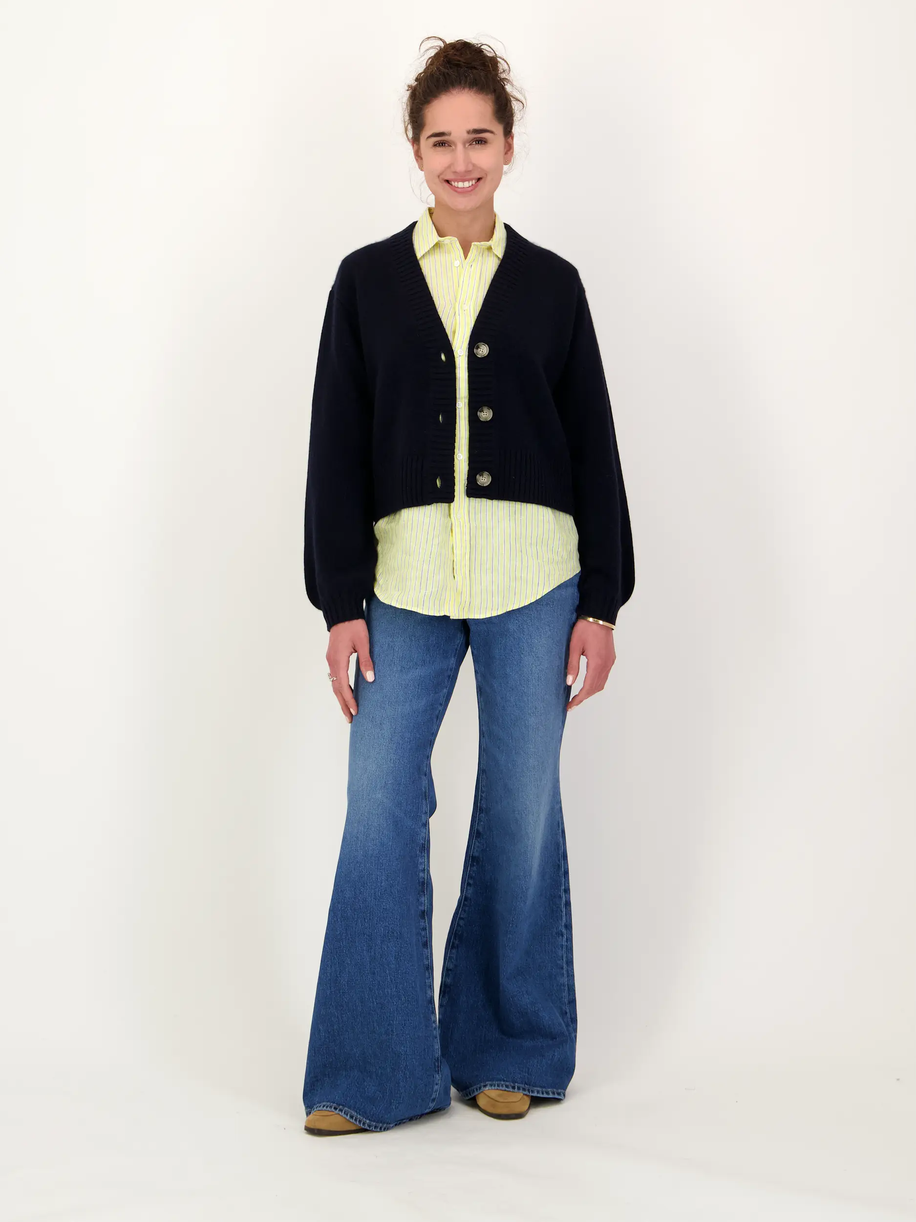 Strickjacke aus Kaschmir - Artikel Teil eines Outfits getragen von einem Modell - Farbe: Blau