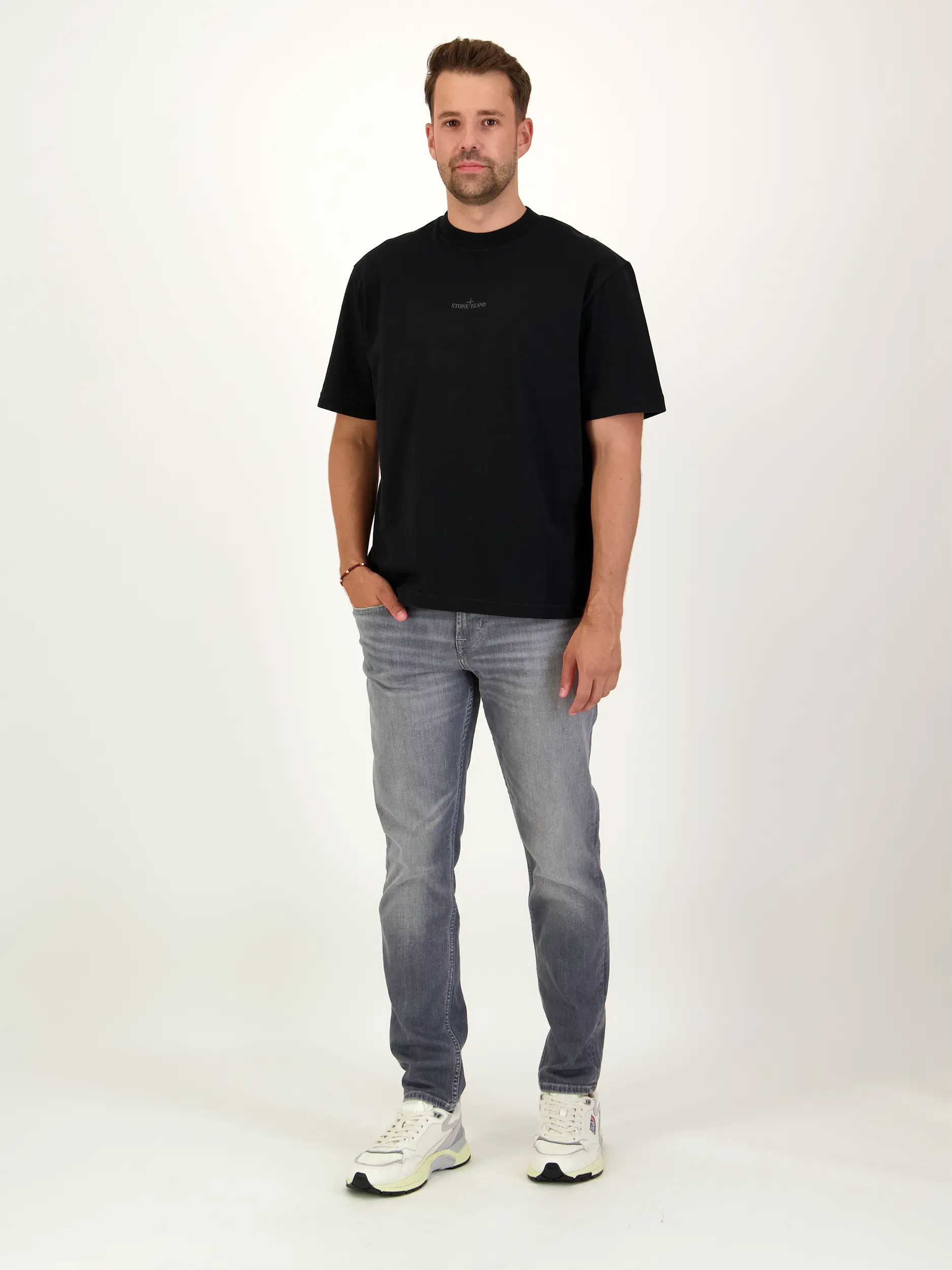 T-Shirt - Artikel Teil eines Outfits getragen von einem Modell