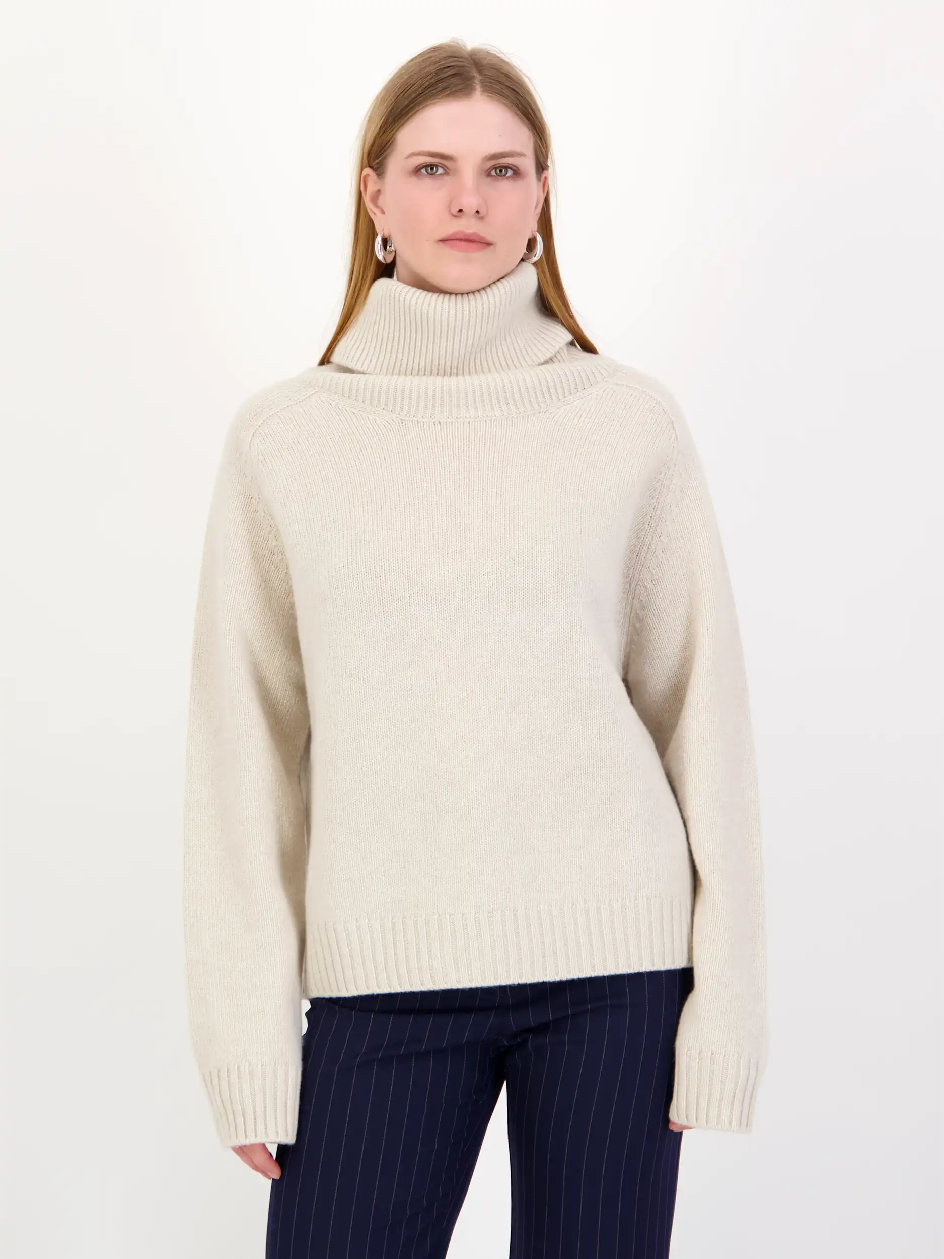 Pullover 'Mia' - Artikel Vorderseite getragen von einem Modell - Farbe: Creme