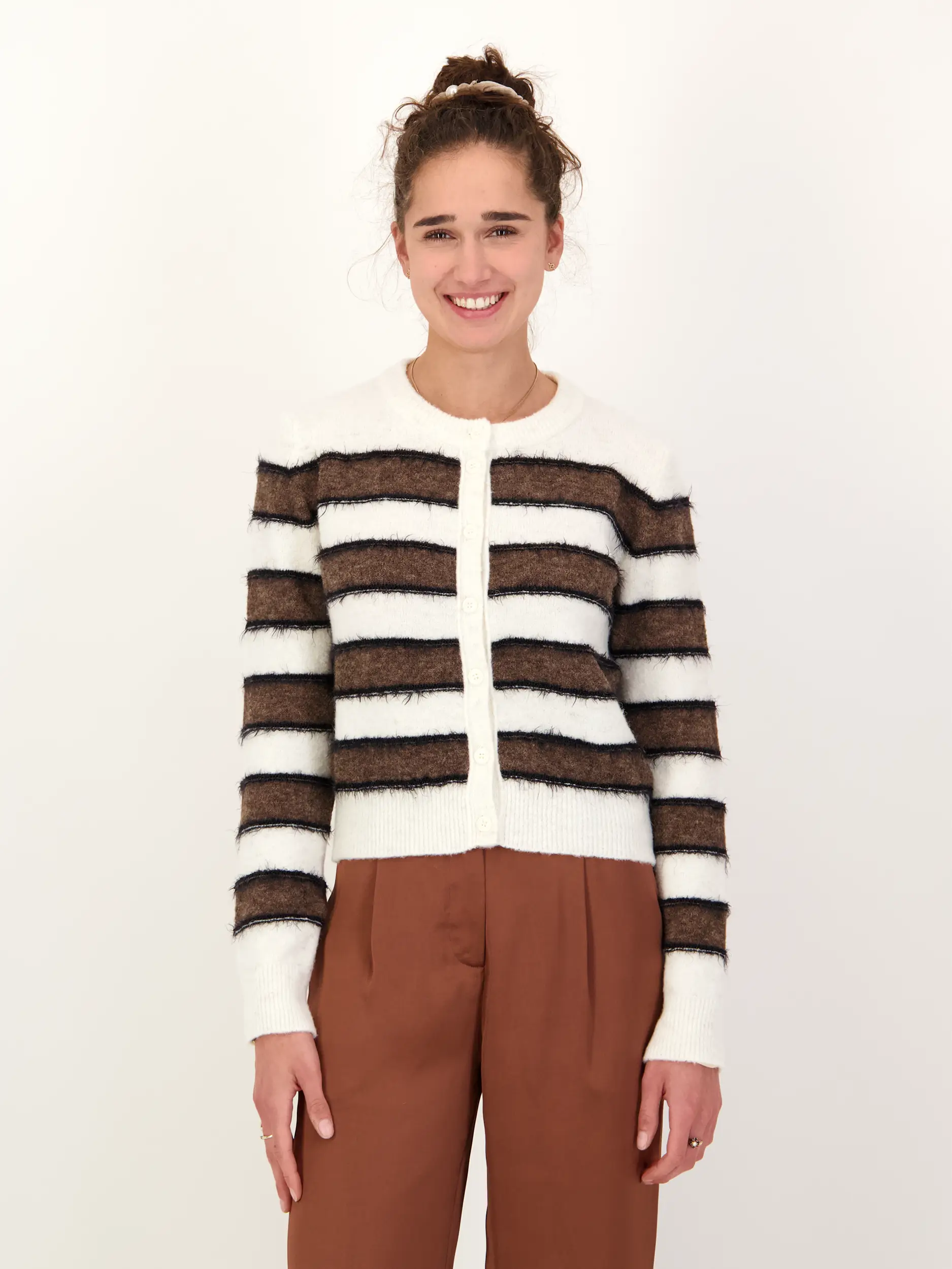 Gestreifte Strickjacke 'Sacian' aus Woll-Mix - Artikel Vorderseite getragen von einem Modell - Farbe: Braun