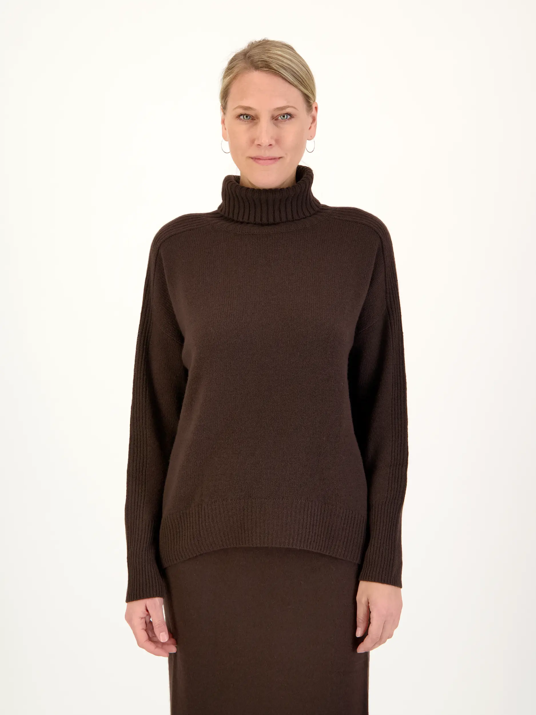Rollkragenpullover aus Kaschmir langarm - Artikel Vorderseite getragen von einem Modell - Farbe: Braun