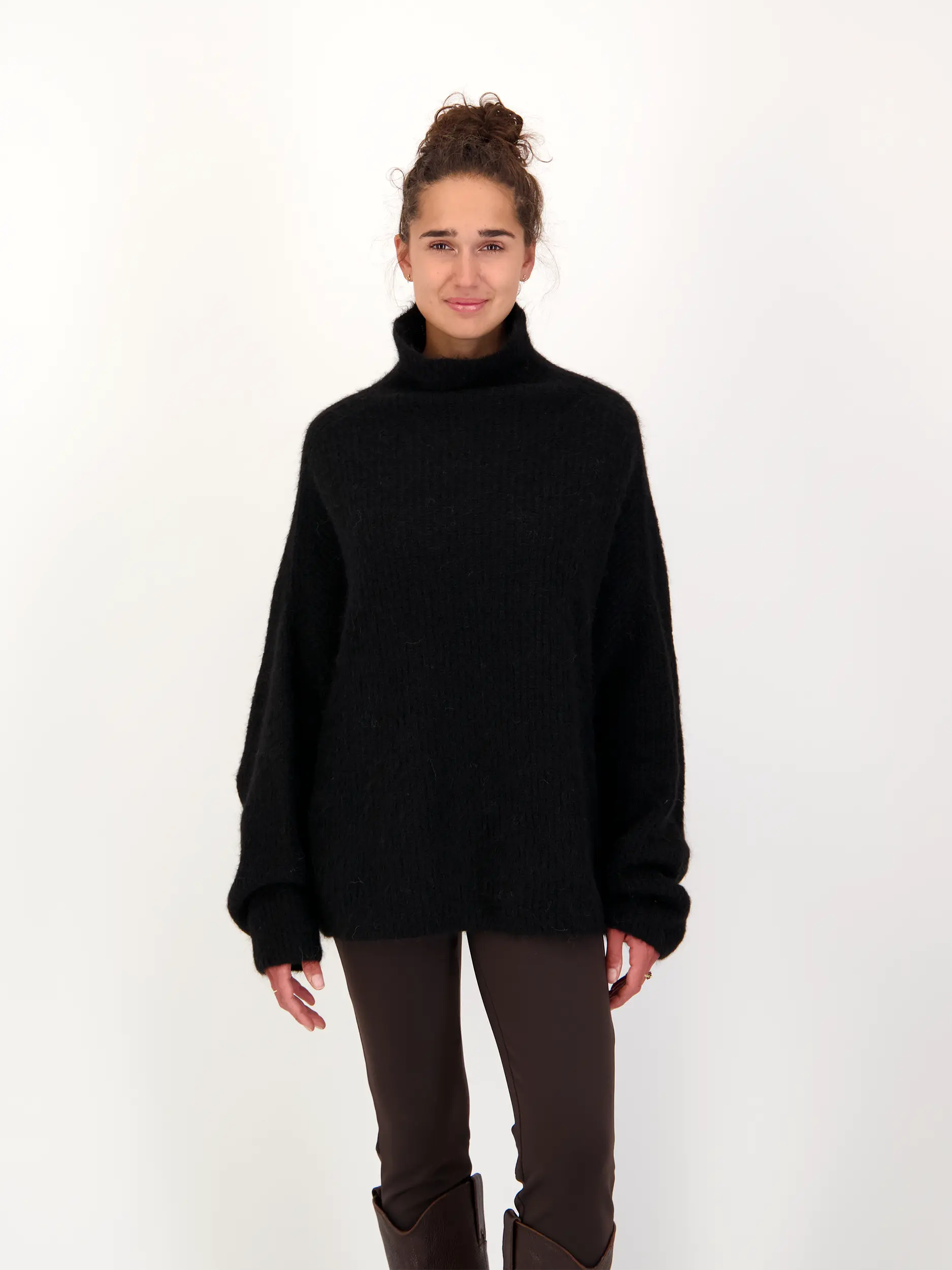 Gerippter Pullover 'Mara' langarm - Artikel Vorderseite getragen von einem Modell - Farbe: Schwarz