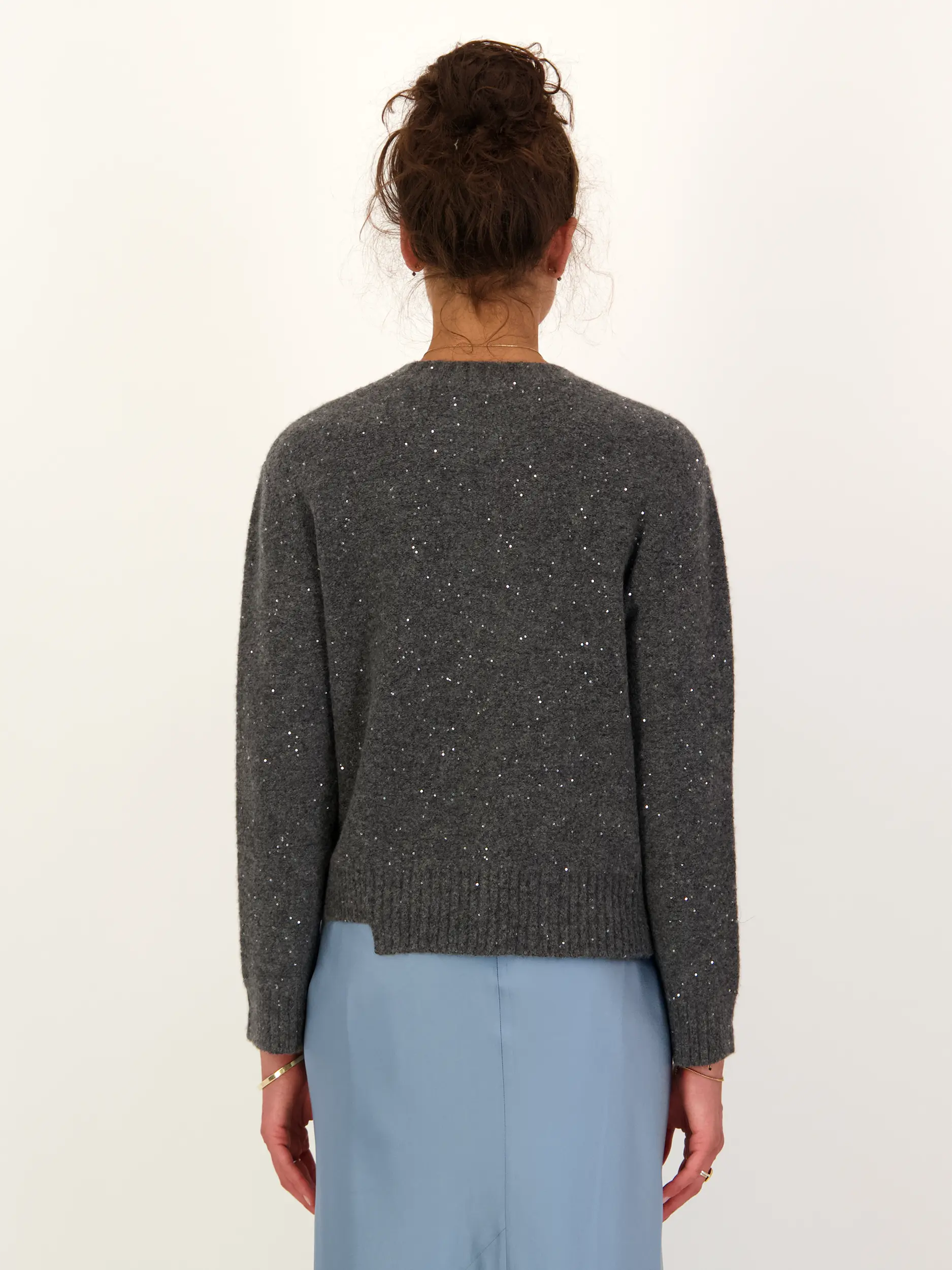 Pullover 'Belet' aus Kaschmir mit Glitzerpailletten langarm - Artikel Rückseite getragen von einem Modell
