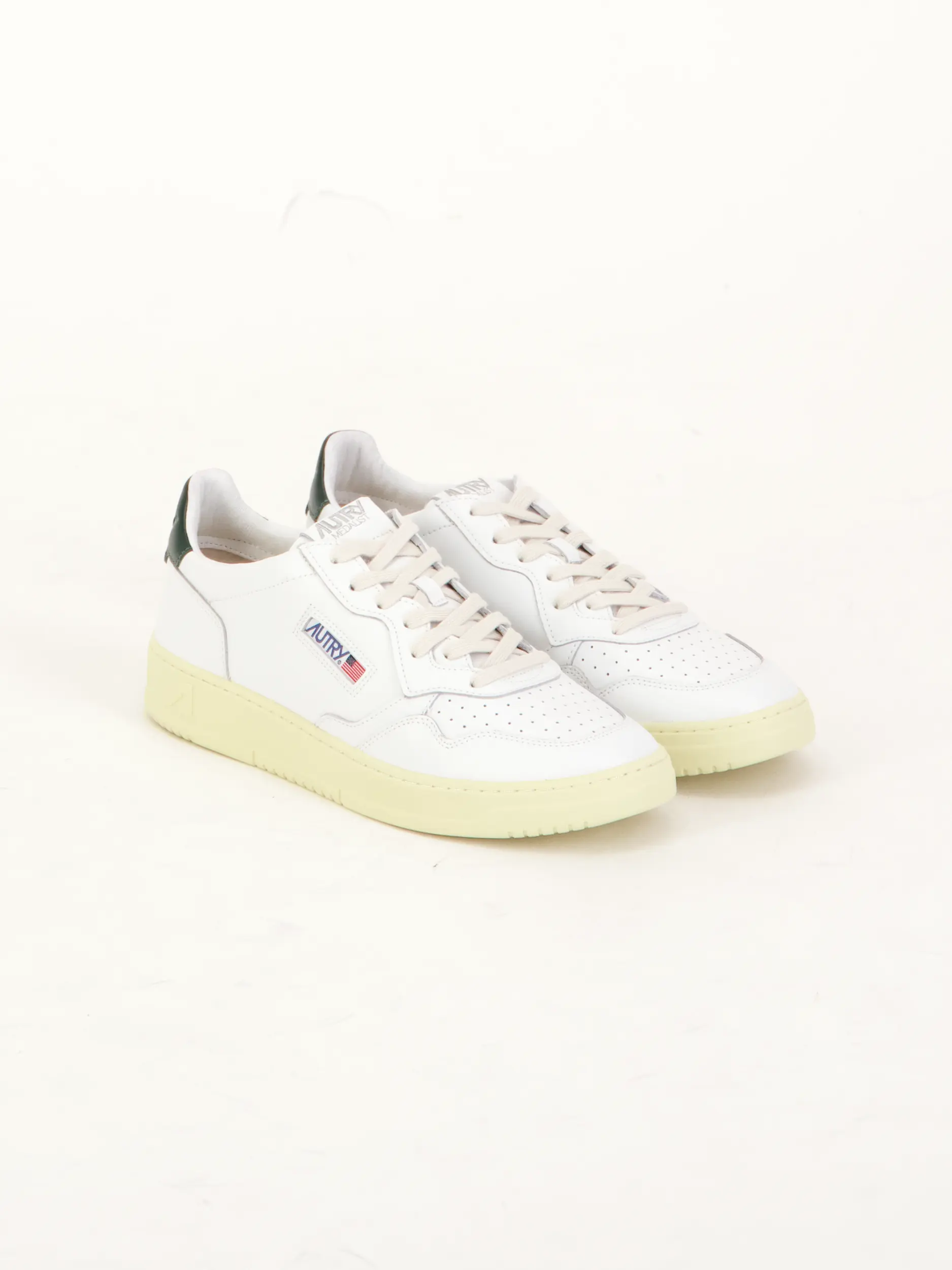 Sneaker 'Medalist' aus Leder - Artikel Teil eines Outfits getragen von einem Modell - Farbe: Grün