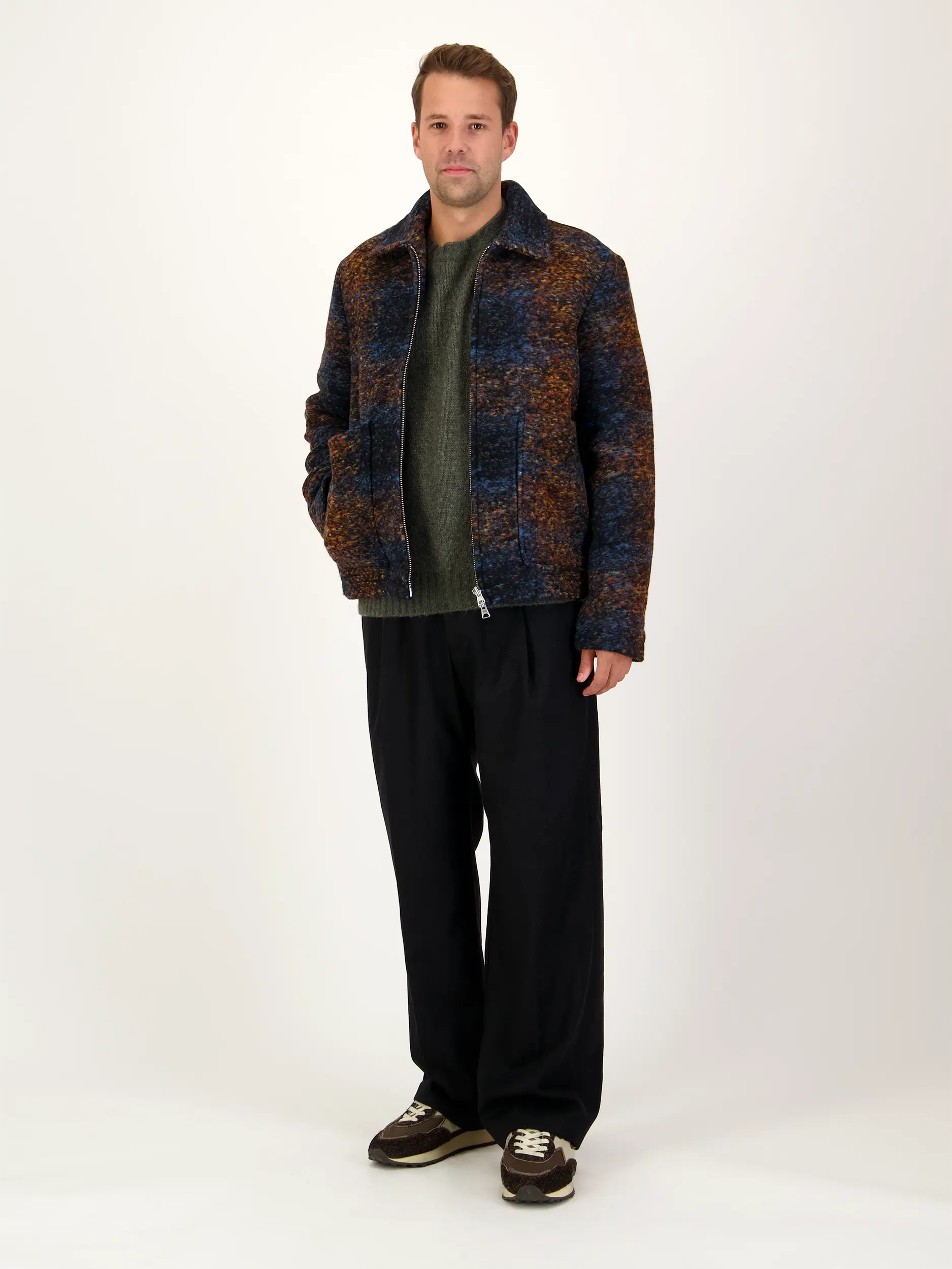 Jacke 'Gael' aus Woll-Mix - Artikel Teil eines Outfits getragen von einem Modell - Farbe: Blau
