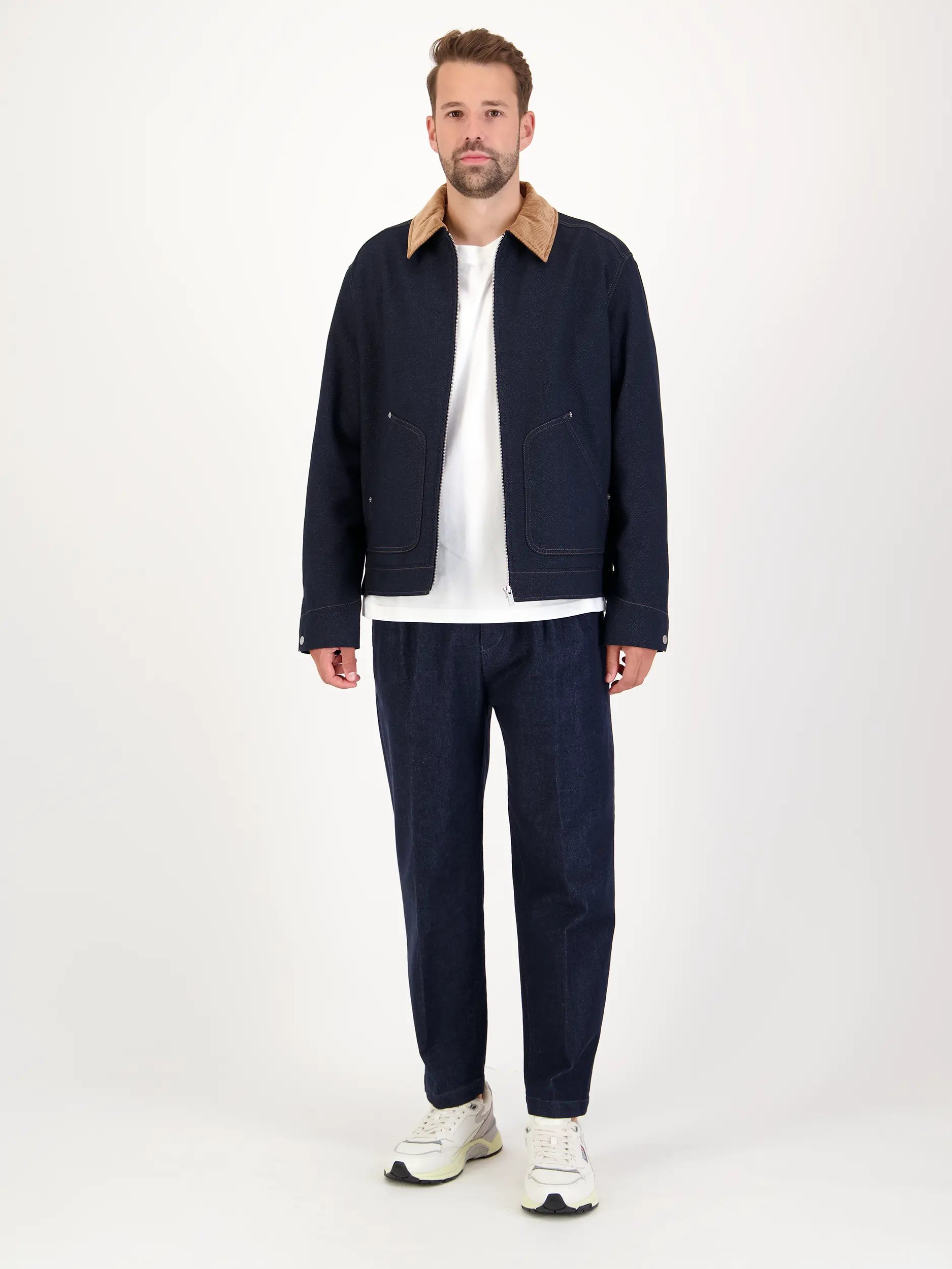 Chino 'Karyko' - Artikel Teil eines Outfits getragen von einem Modell - Farbe: Blau
