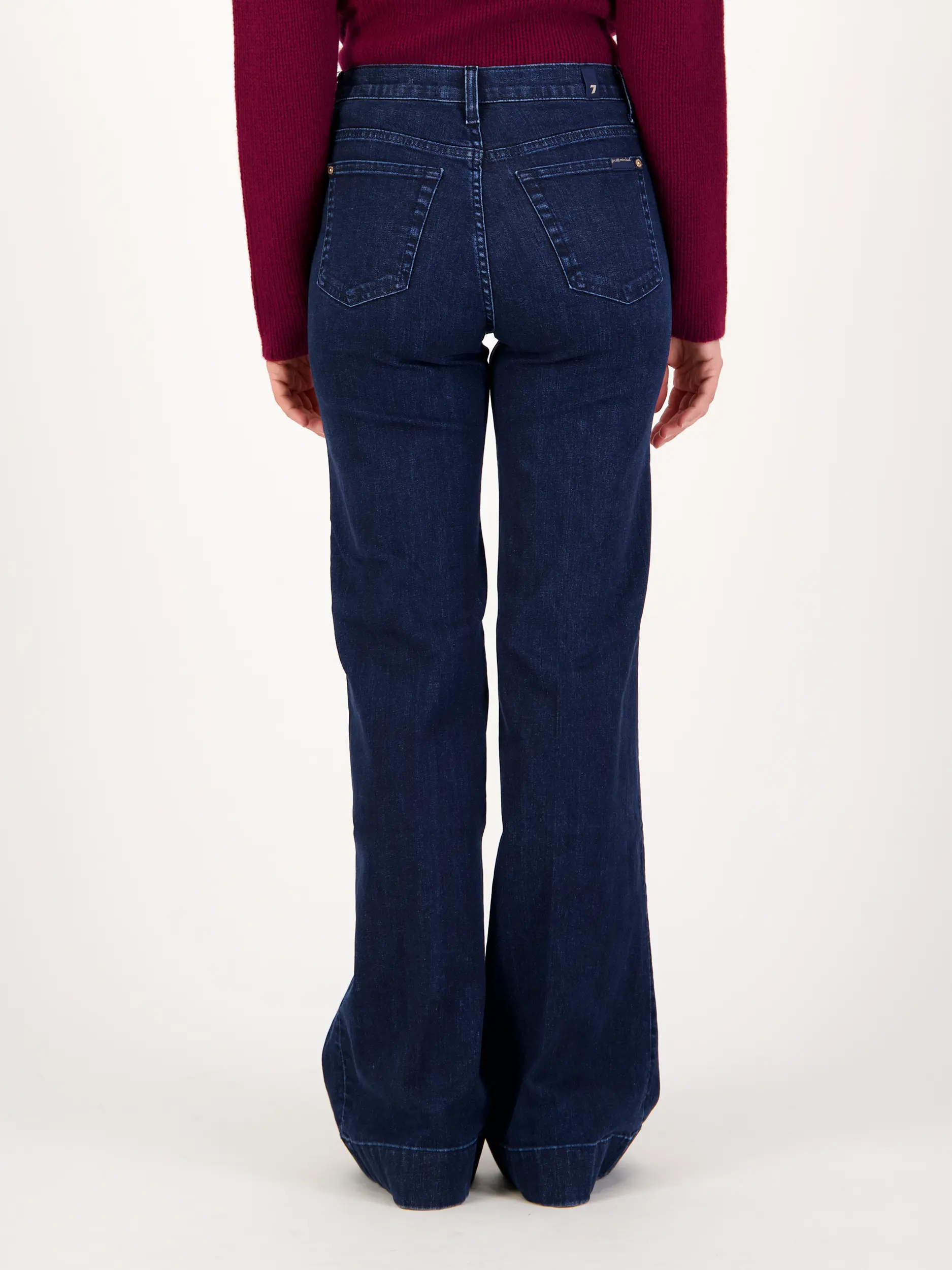 High Rise Flared Leg Jeans 'Modern Dojo' - Artikel Rückseite getragen von einem Modell - Farbe: Blau