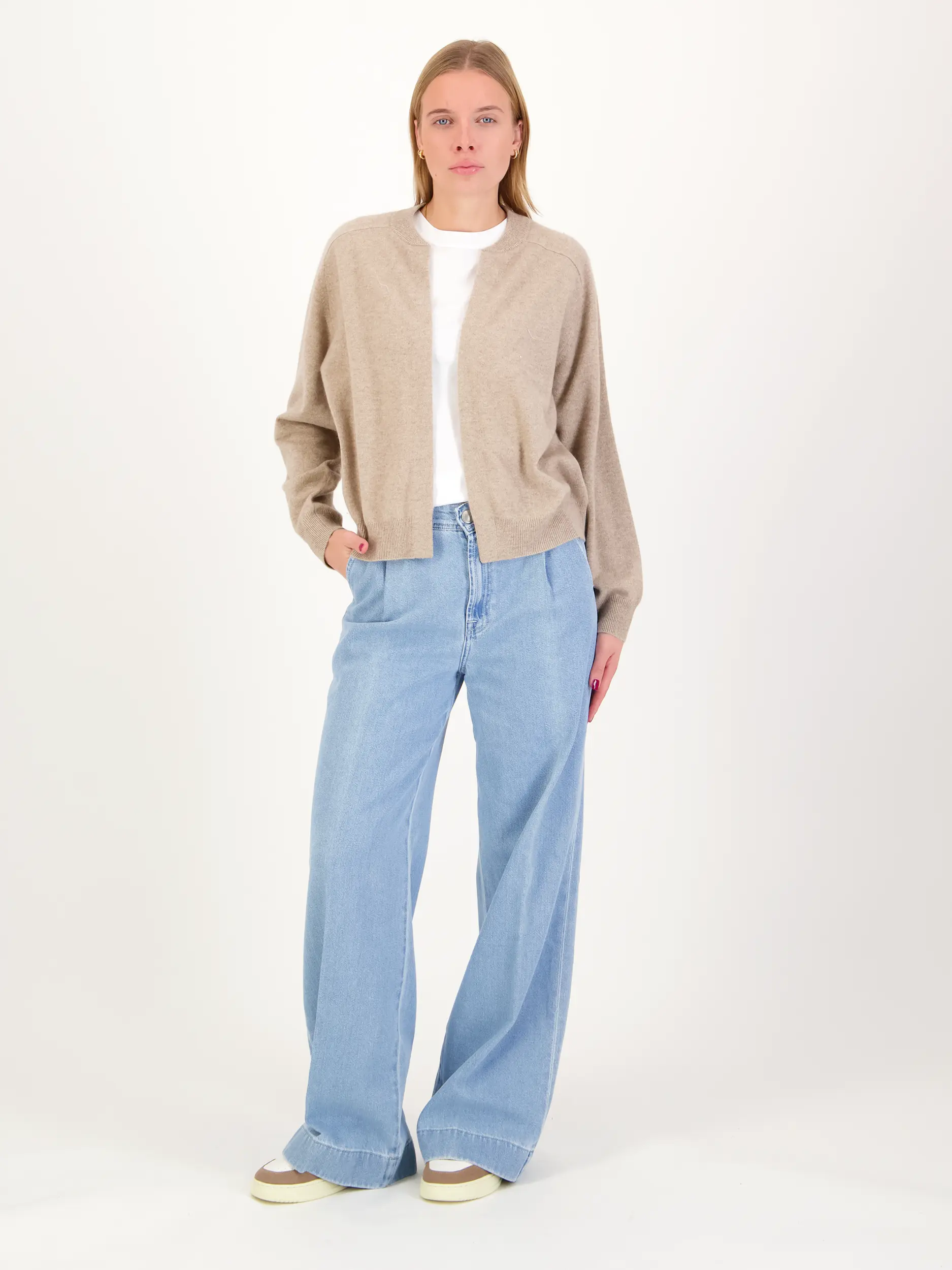 Offene Strickjacke langarm - Artikel Teil eines Outfits getragen von einem Modell - Farbe: Beige