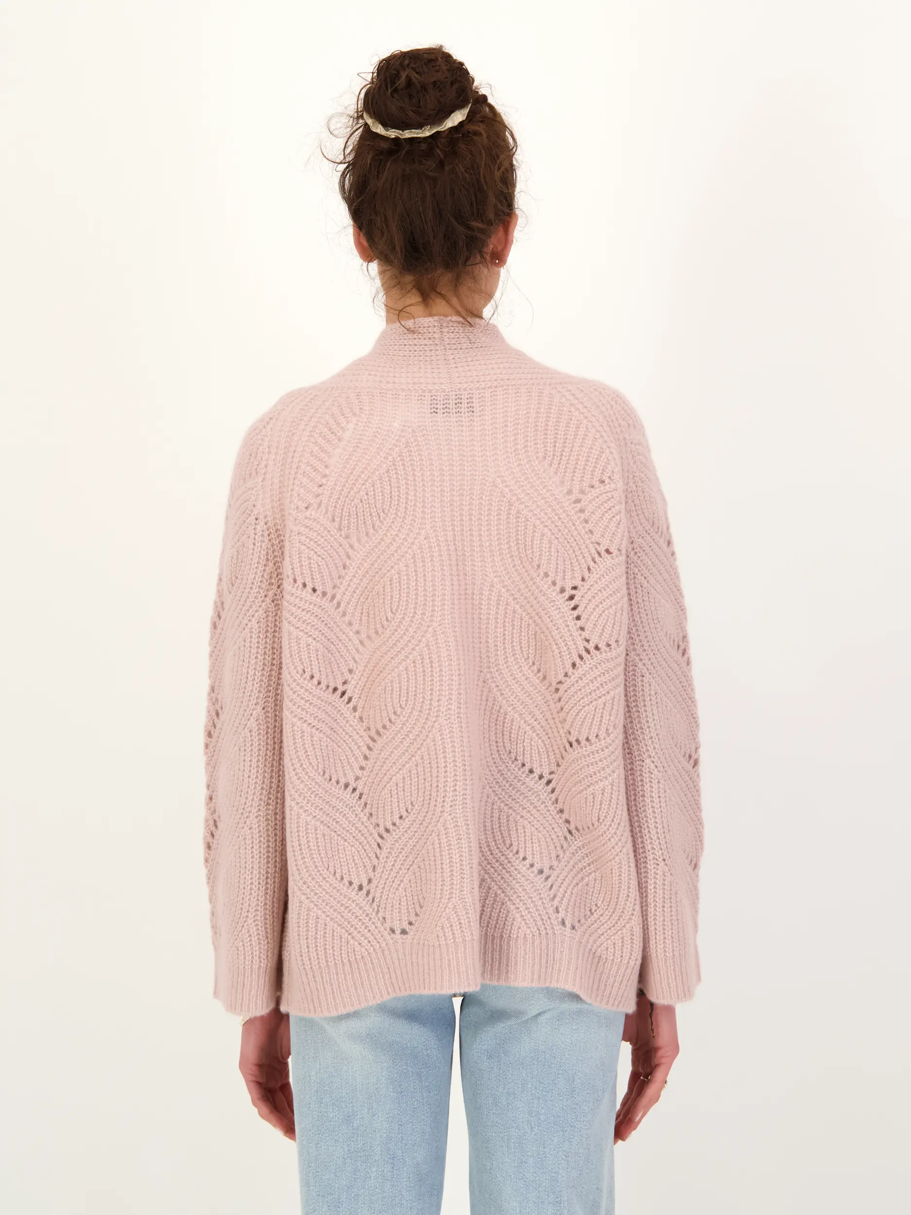 Strickjacke 'Nadeshiko' aus Kaschmir  - Artikel Rückseite getragen von einem Modell - Farbe: Rosa&Pink