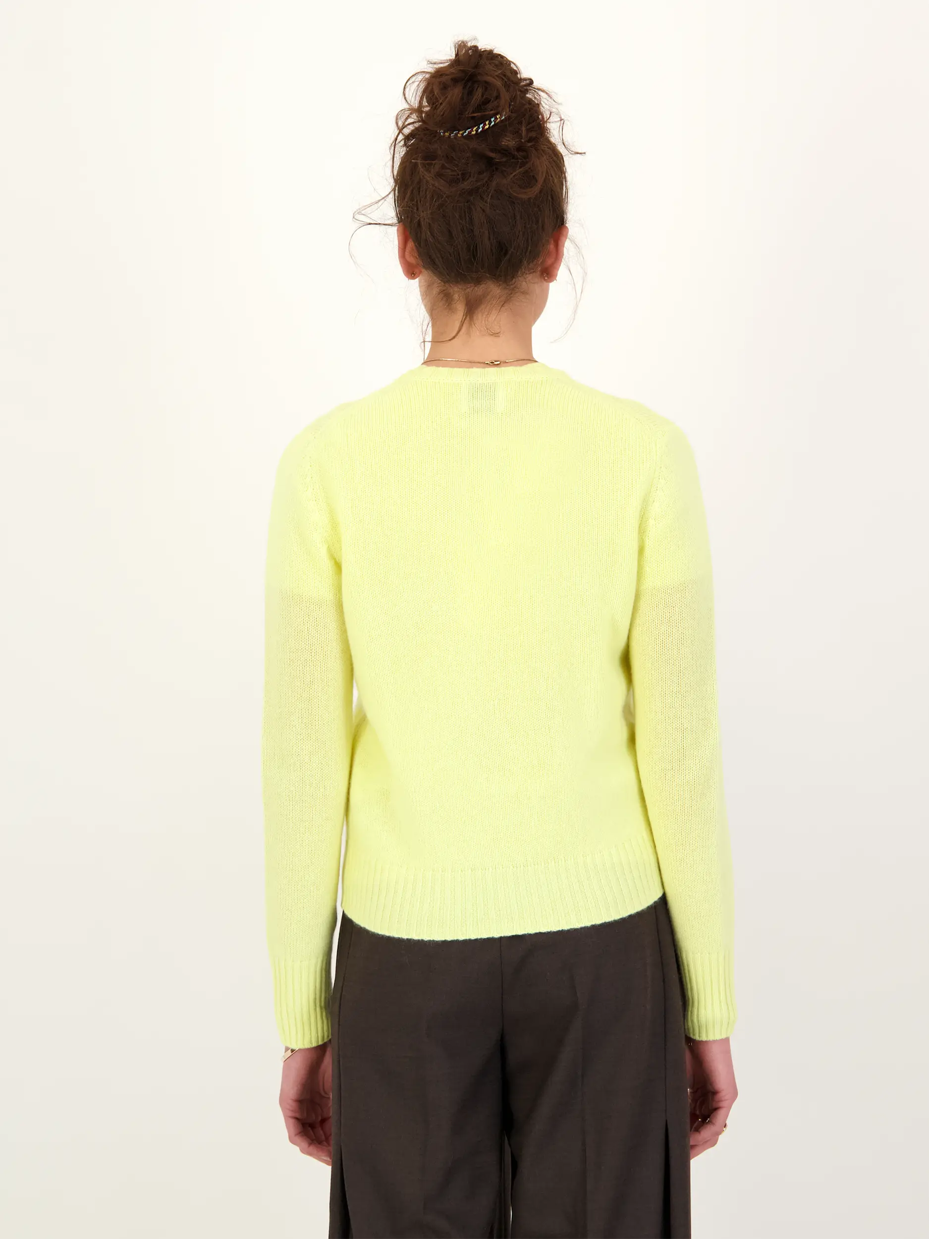 Strickjacke aus Kaschmir  - Artikel Rückseite getragen von einem Modell - Farbe: Gelb