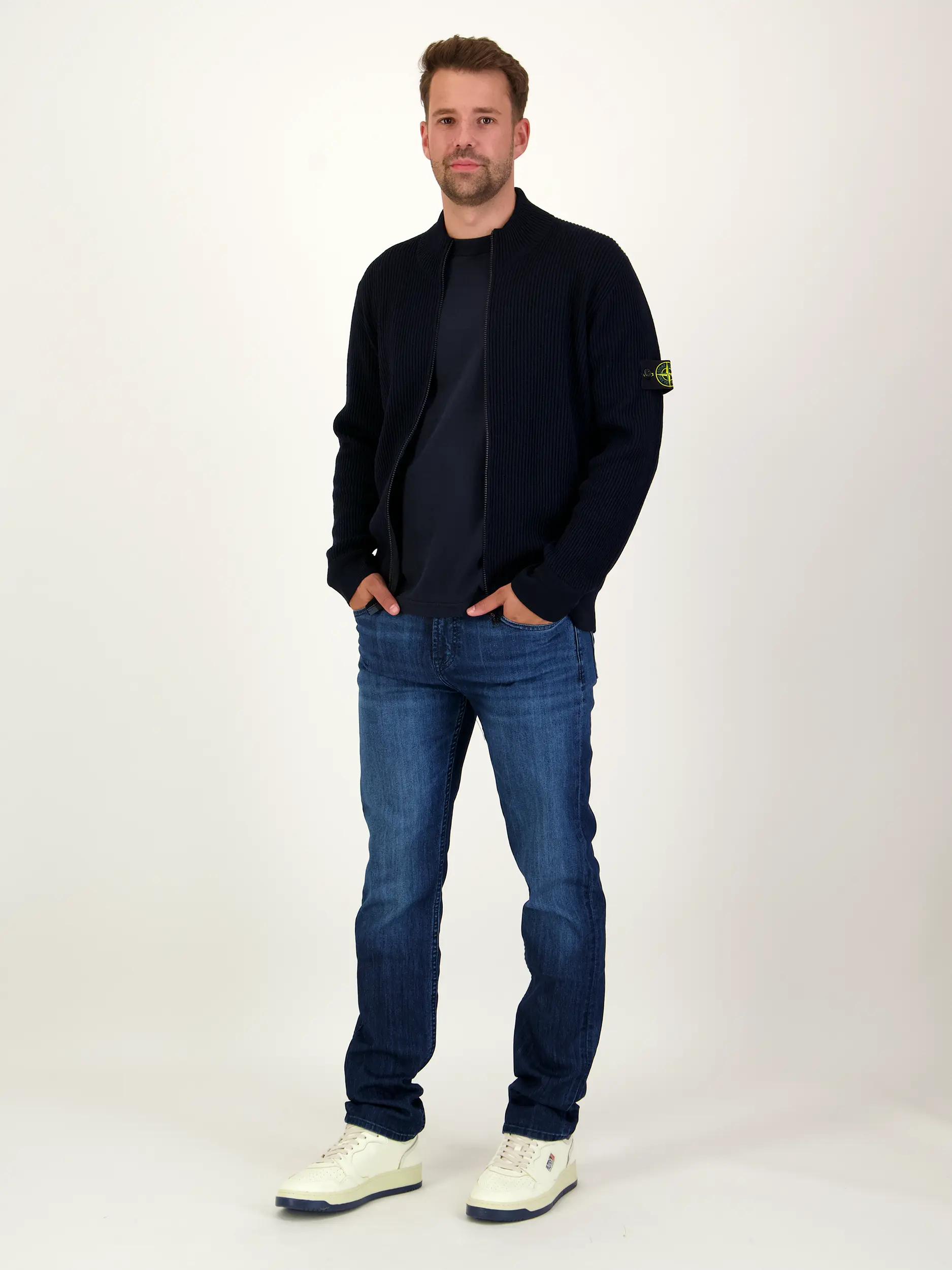 Strickjacke aus Schurwolle langarm - Artikel Teil eines Outfits getragen von einem Modell