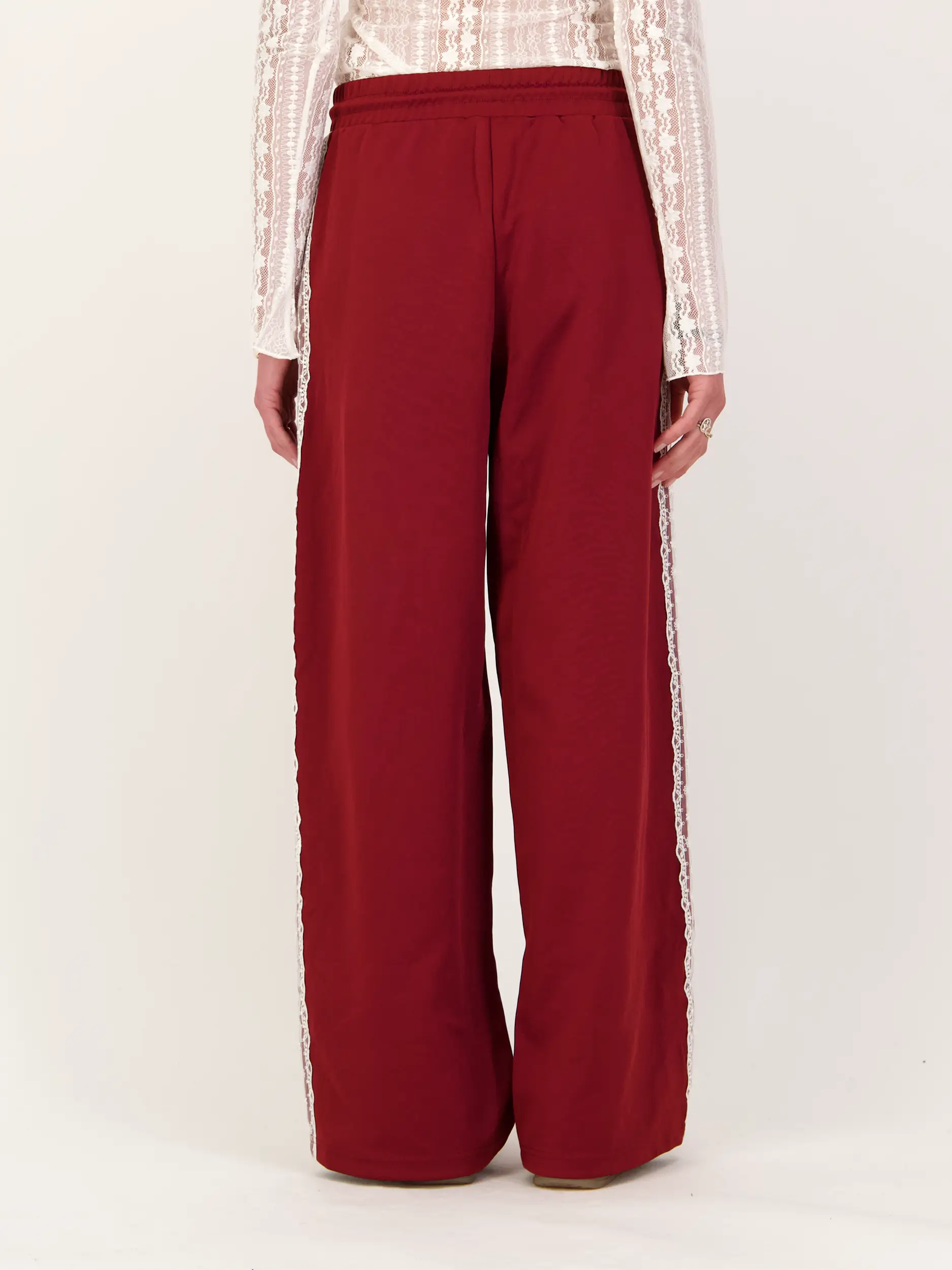 Sporthose 'Kael' mit Spitze - Artikel Rückseite getragen von einem Modell - Farbe: Rot