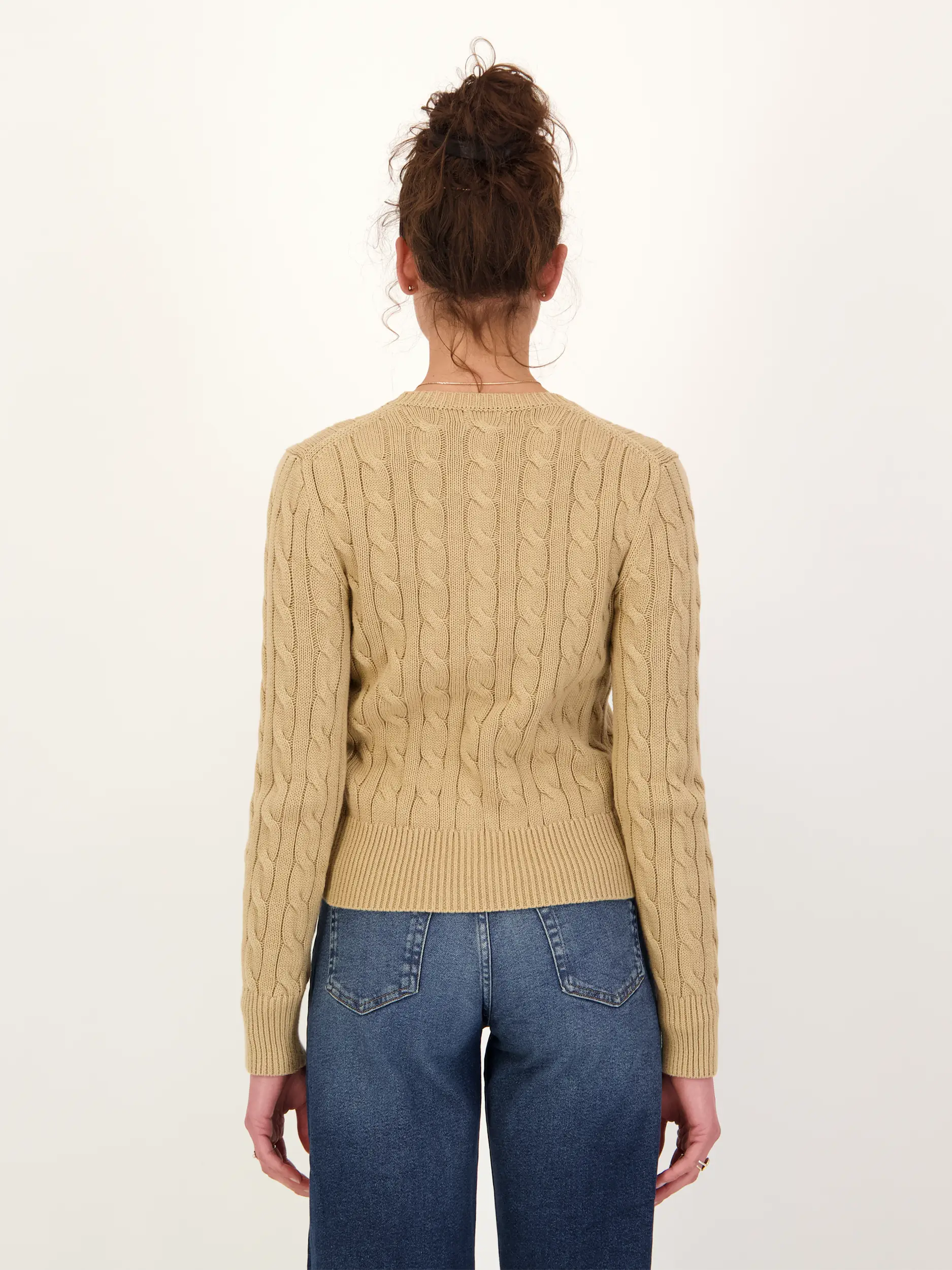 Strickjacke - Artikel Rückseite getragen von einem Modell - Farbe: Braun