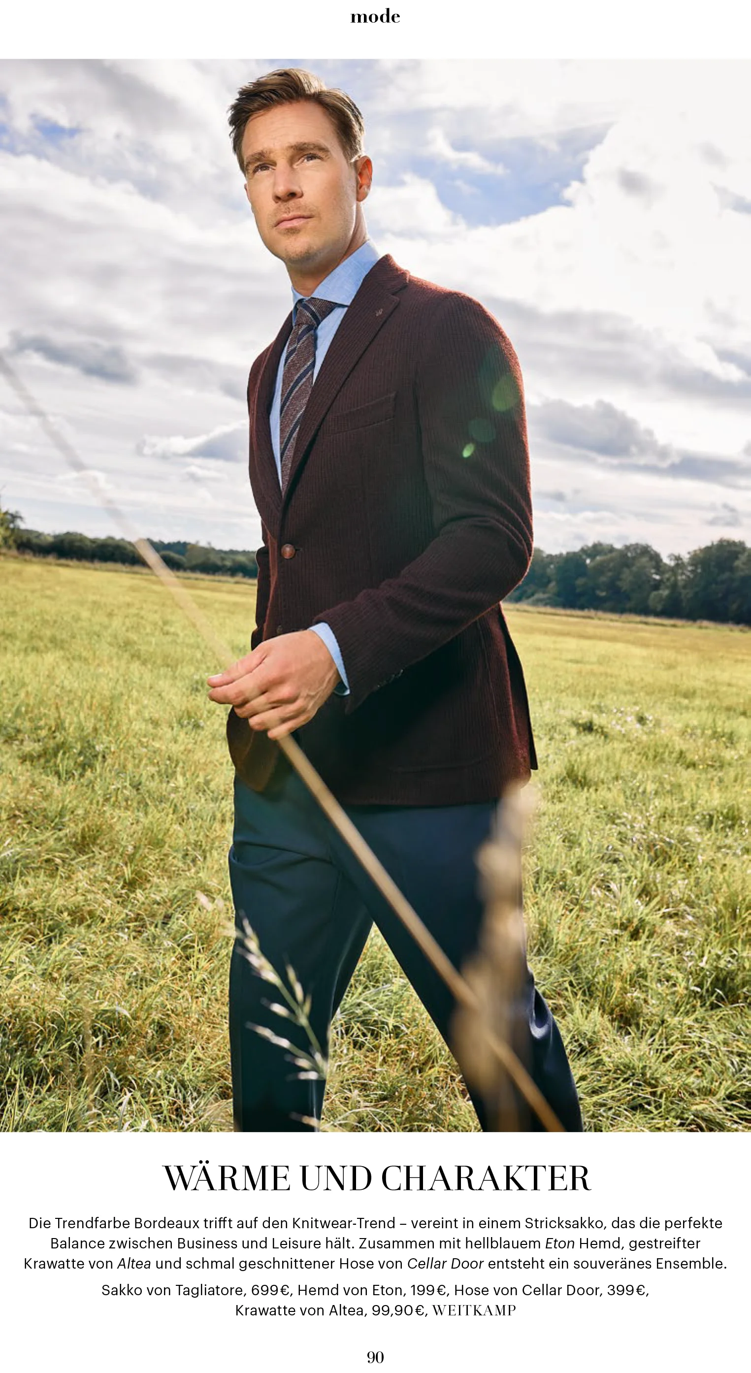 Das Bild zeigt unser Model in einem bordeauxroten Sakko mit passender Krawatte, weißem Hemd und blauer Stoffhose. 