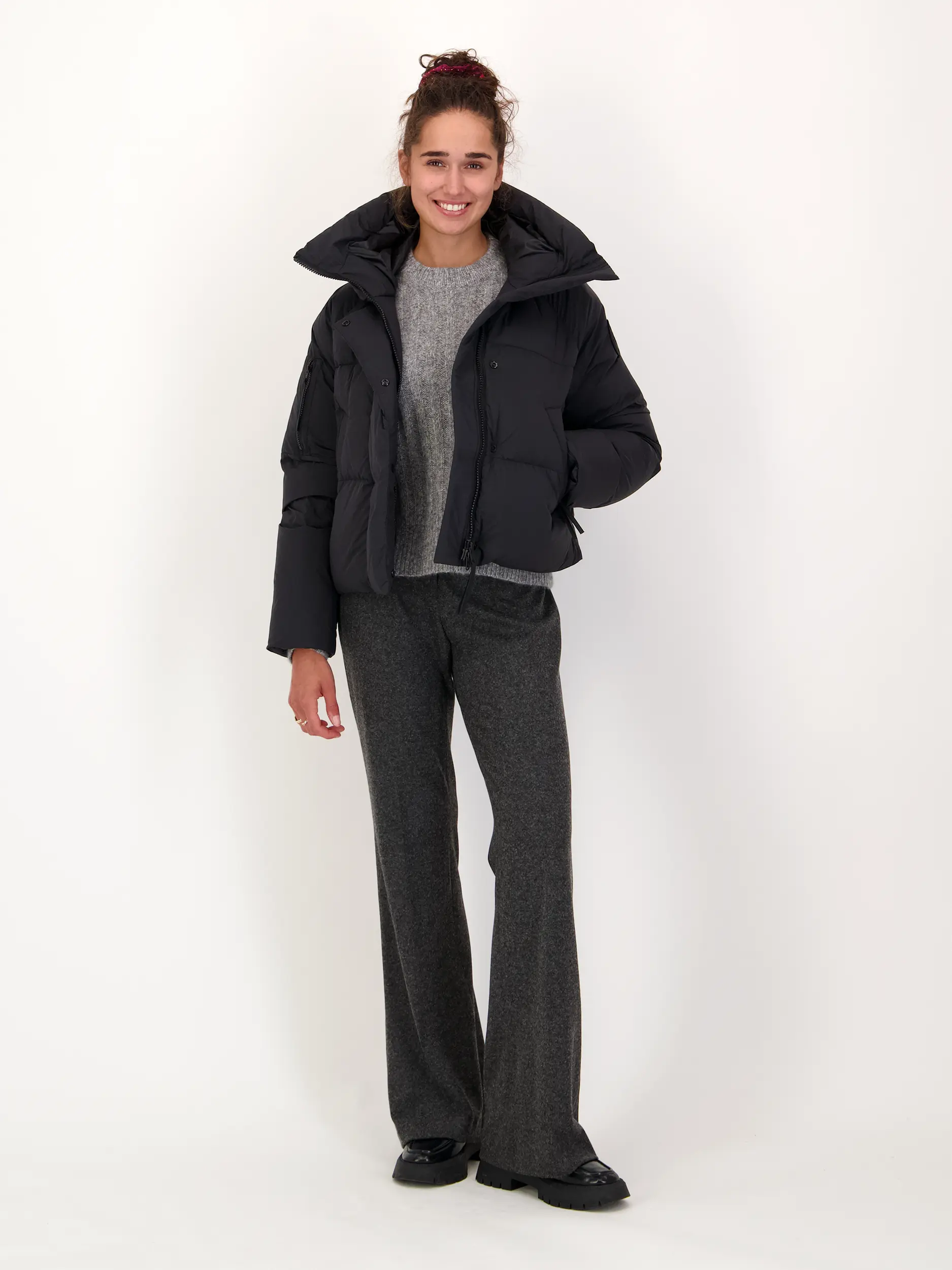 Pullover aus Kaschmir langarm - Artikel Teil eines Outfits getragen von einem Modell - Farbe: Grau
