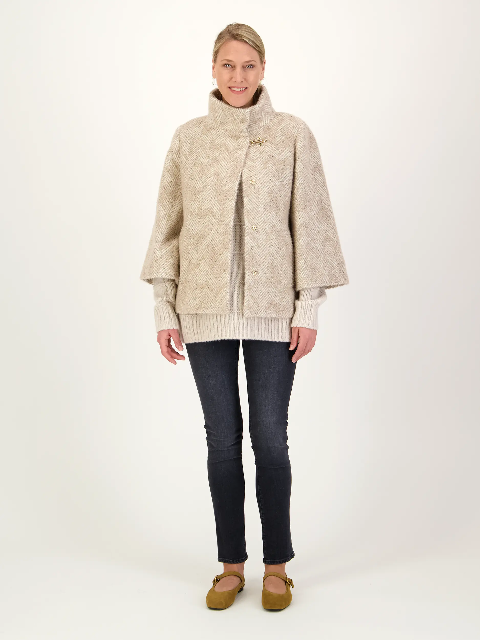 Pullover aus Kaschmir langarm - Artikel Teil eines Outfits getragen von einem Modell - Farbe: Beige