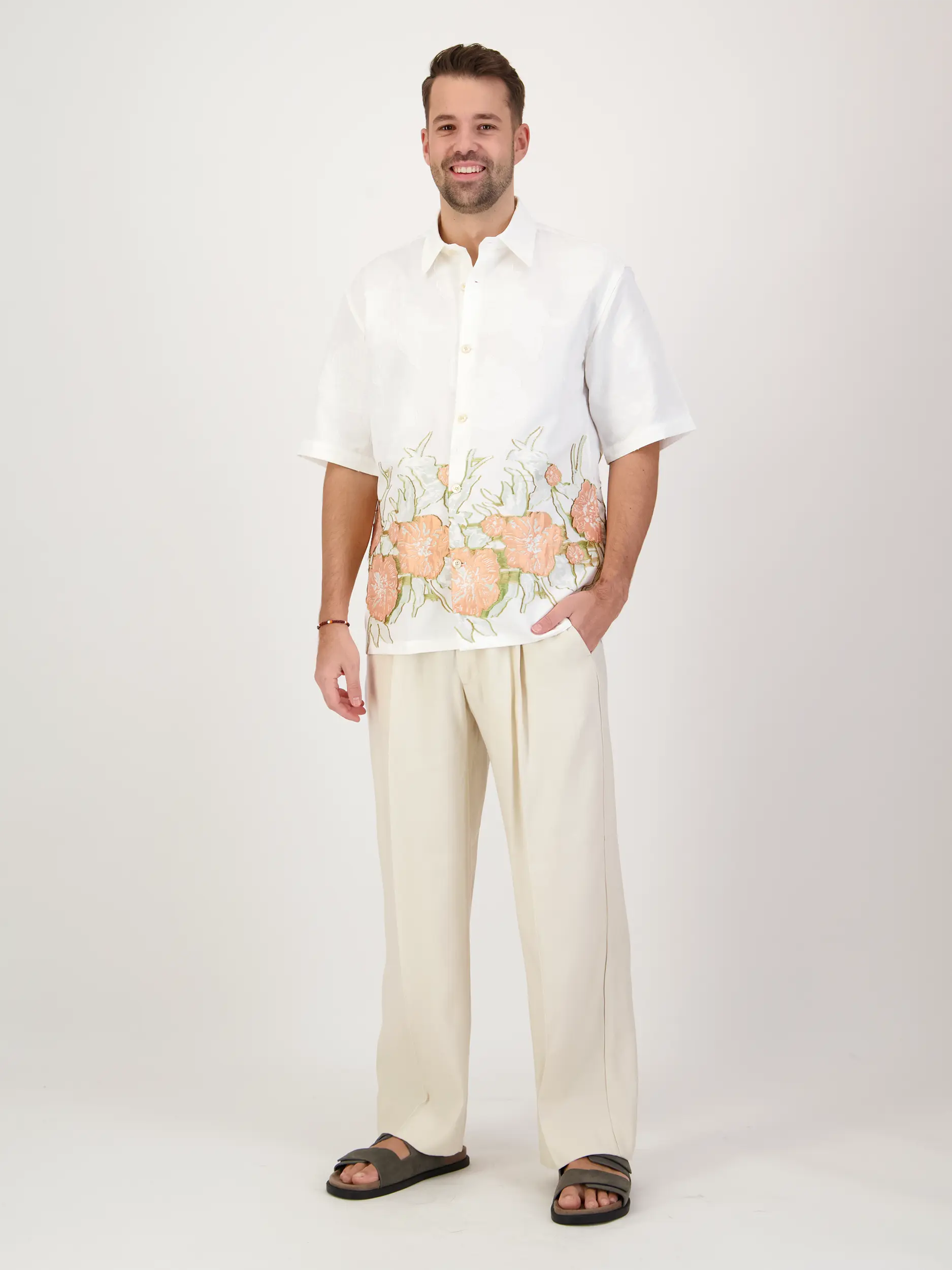 Hose 'Kay' - Artikel Teil eines Outfits getragen von einem Modell - Farbe: Beige
