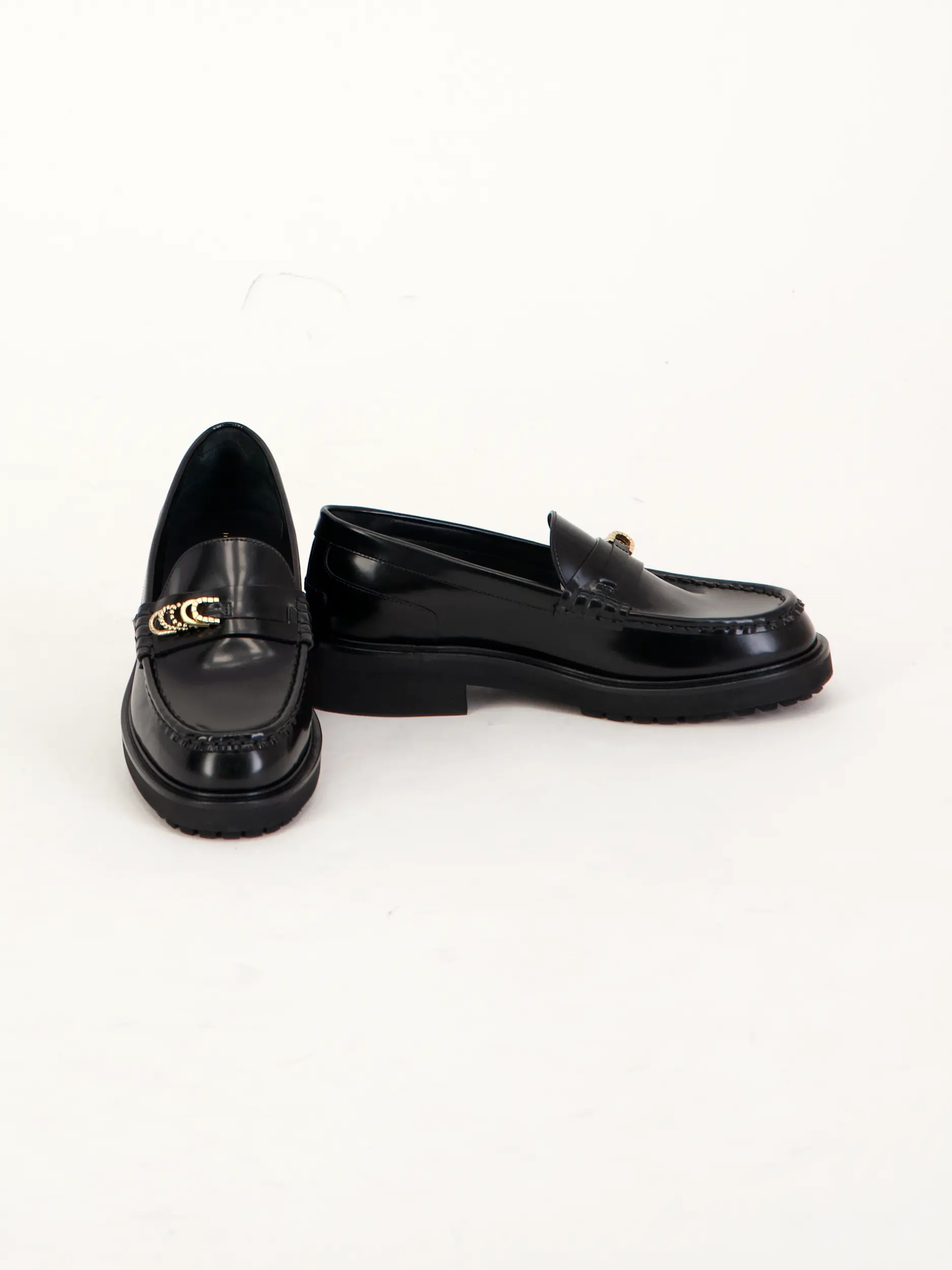 Loafer 'Subtle Shine' aus Glattleder - Artikel Vorderseite getragen von einem Modell - Farbe: Schwarz
