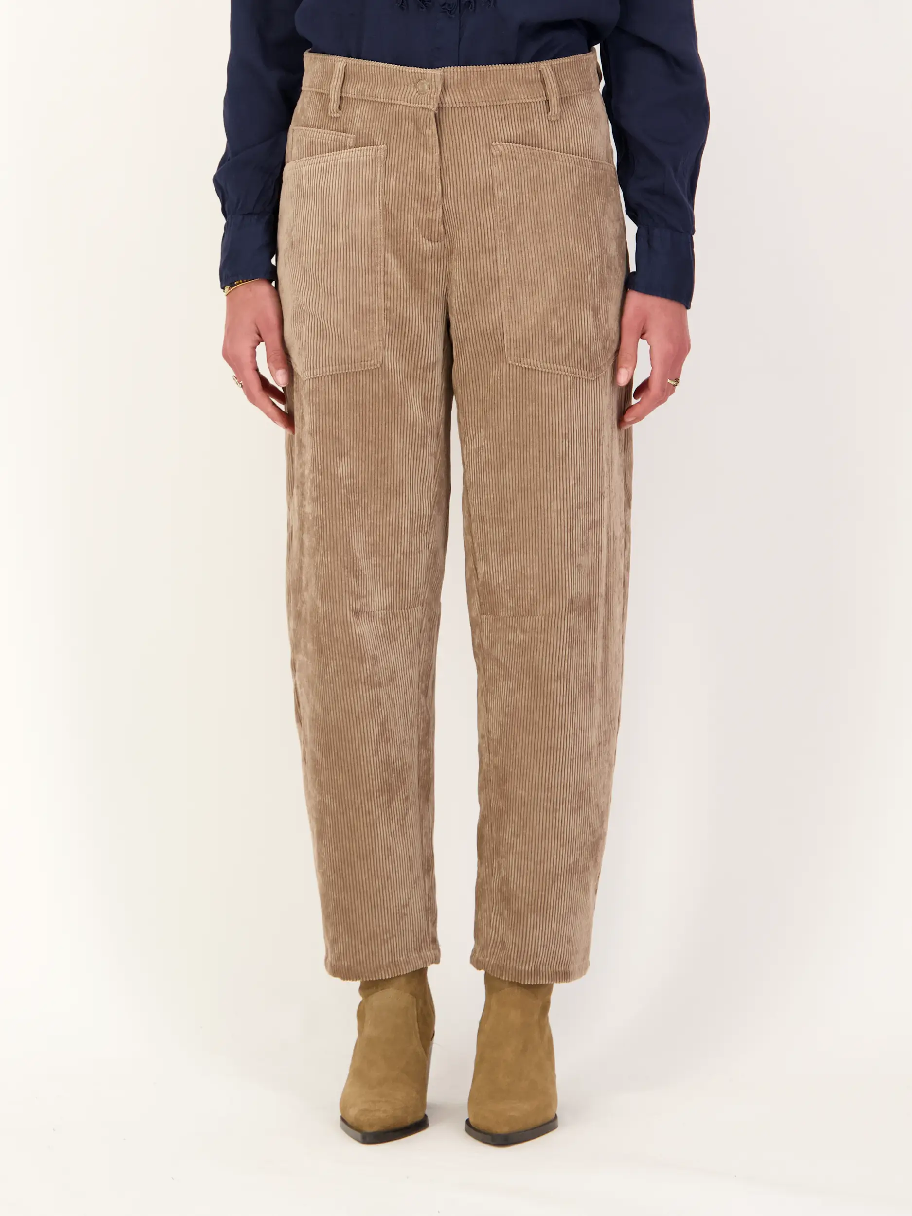 Cordhose 'Ocean' - Artikel Vorderseite getragen von einem Modell - Farbe: Braun