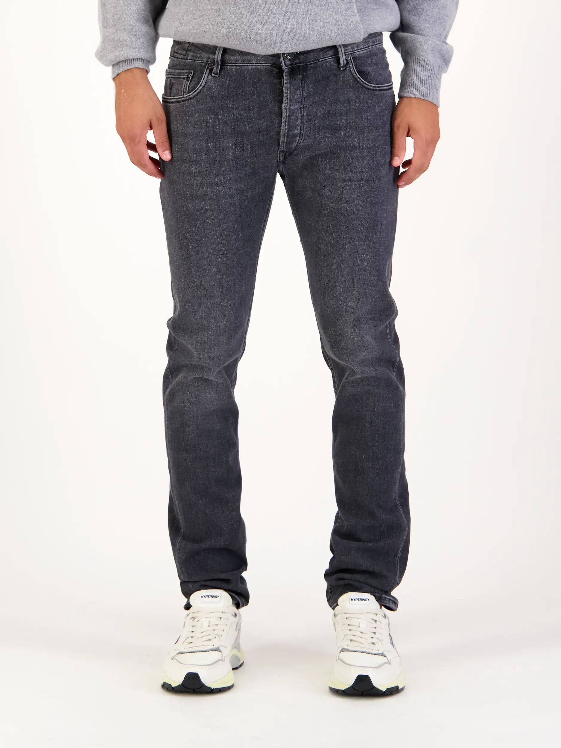 Mid Rise Slim Fit Jeans 'Ravello' - Artikel Vorderseite getragen von einem Modell - Farbe: Grau