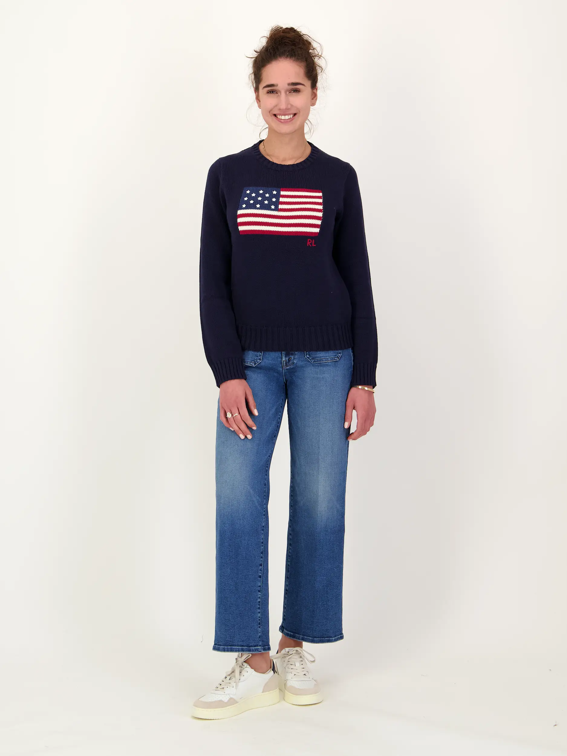 Pullover mit Logo langarm - Artikel Teil eines Outfits getragen von einem Modell - Farbe: Blau