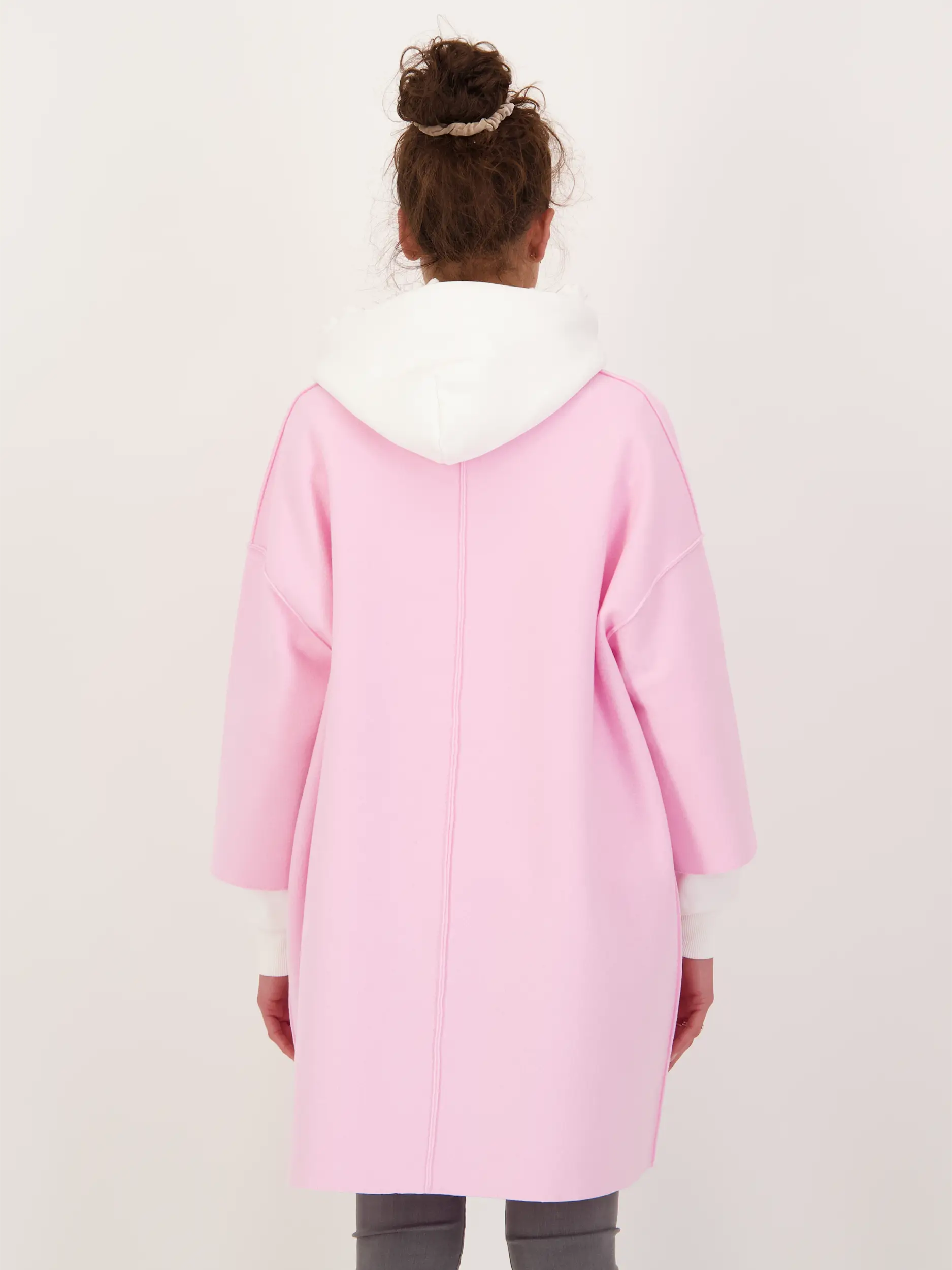 Kurzmantel aus Kaschmir - Artikel Rückseite getragen von einem Modell - Farbe: Rosa&Pink