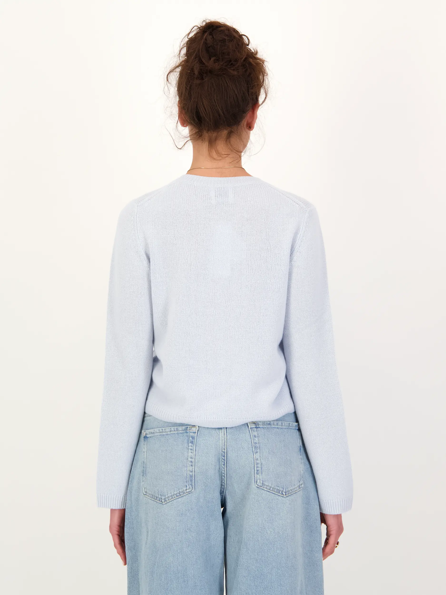 Strickjacke aus Kaschmir - Artikel Rückseite getragen von einem Modell - Farbe: Blau