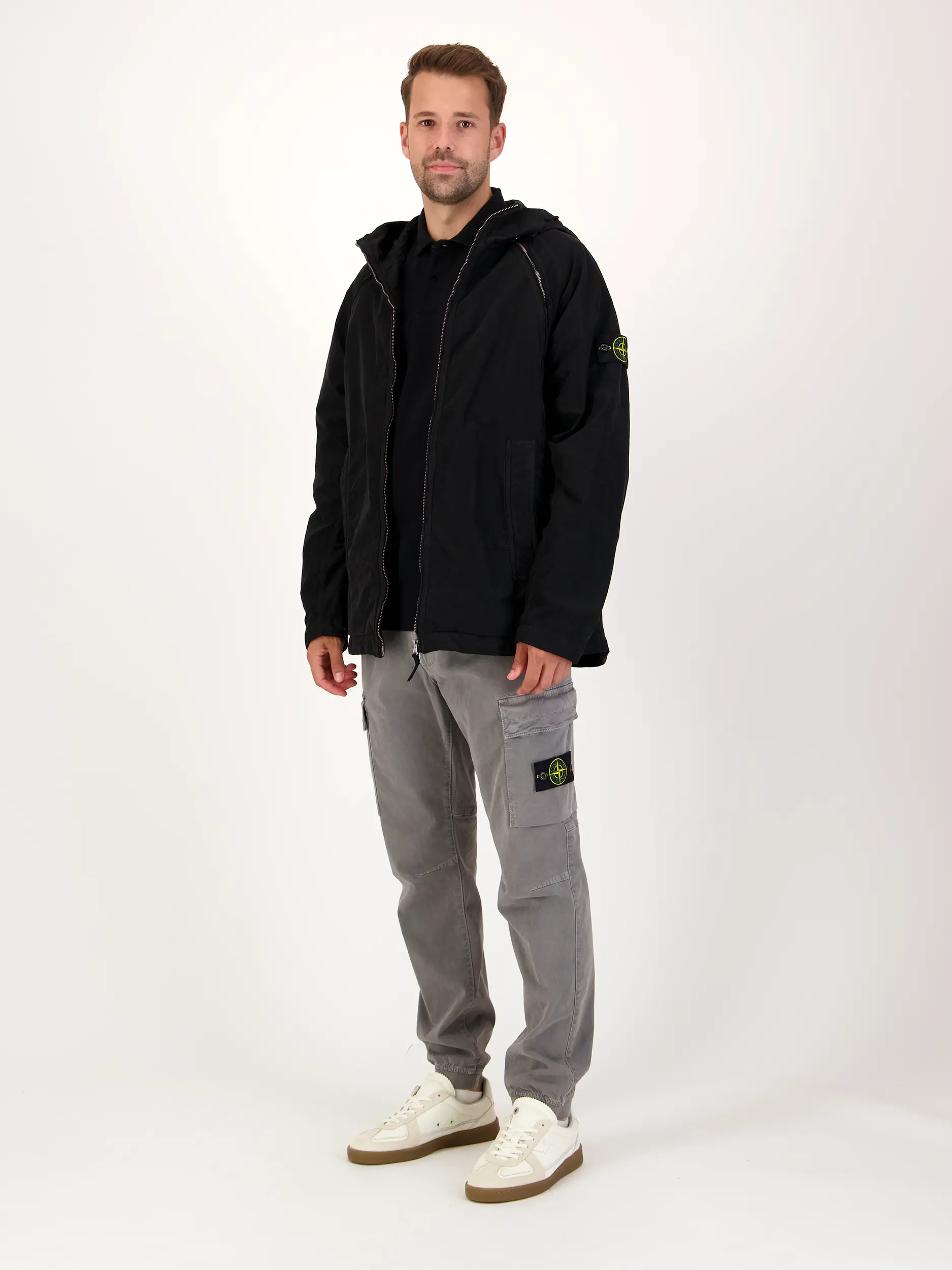 Wasserabweisende Jacke - Artikel Teil eines Outfits getragen von einem Modell - Farbe: Schwarz