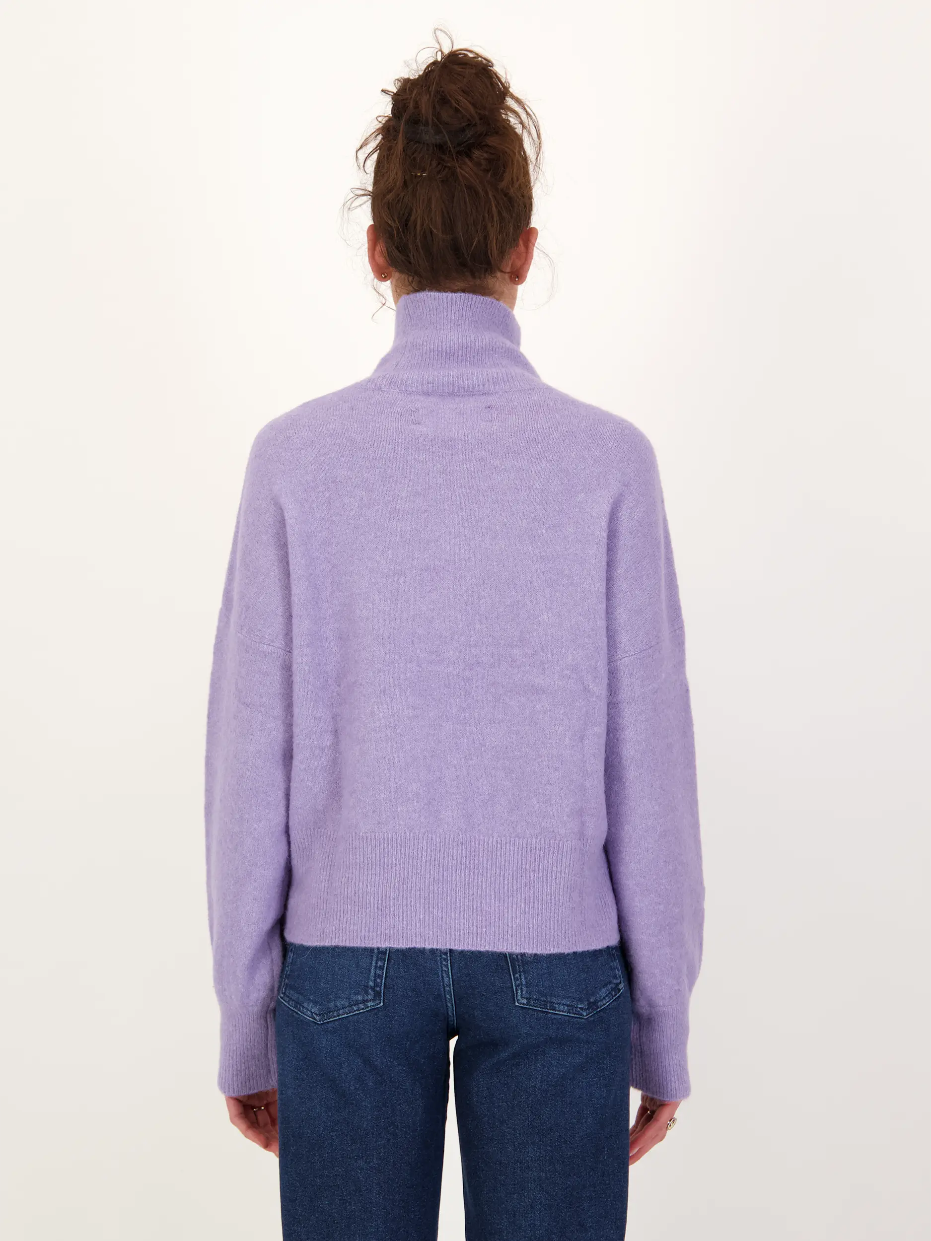 Pullover 'Nola' - Artikel Rückseite getragen von einem Modell - Farbe: Violett