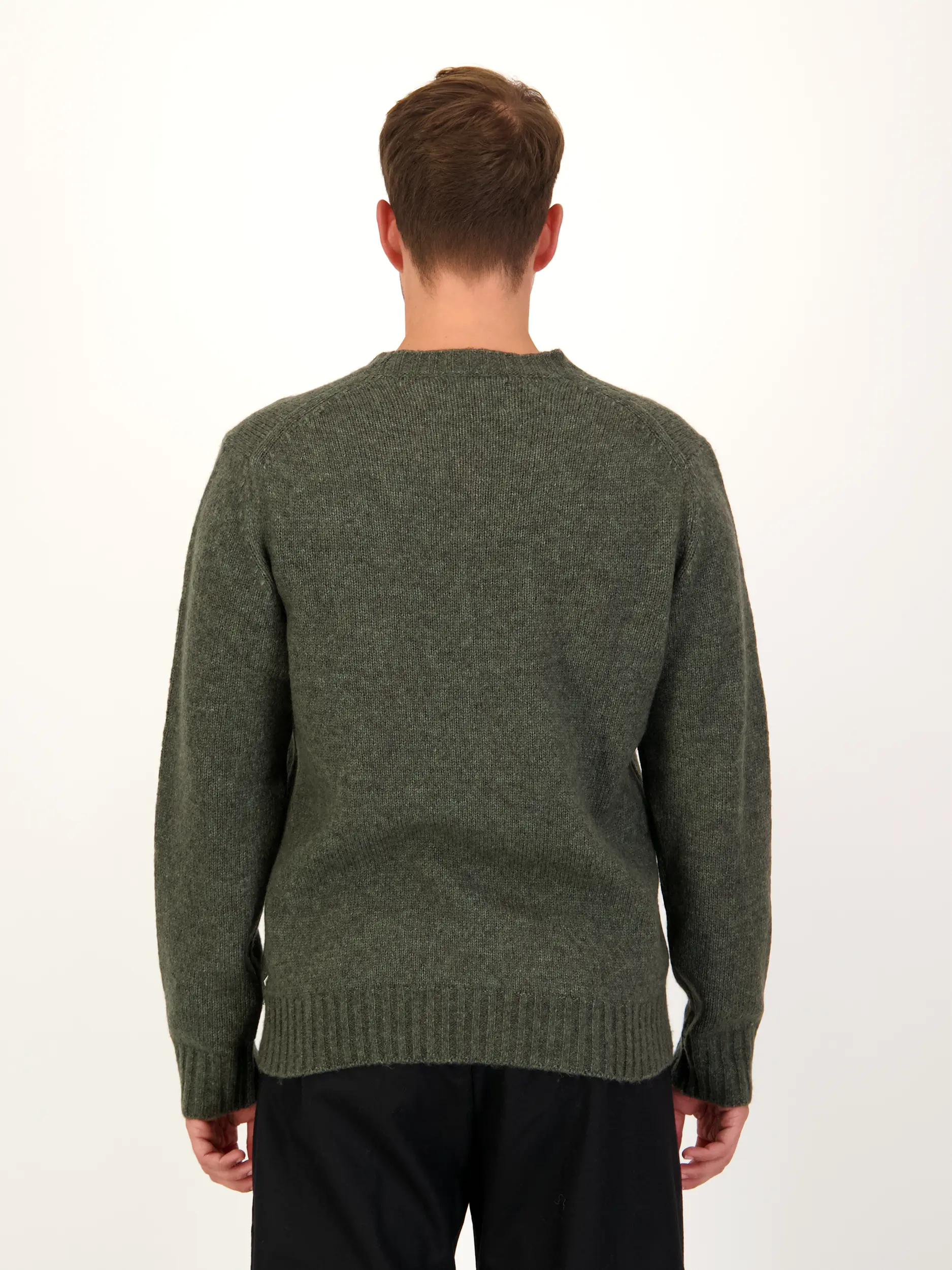 Pullover 'Lee' aus Merinowoll-Mix langarm - Artikel Rückseite getragen von einem Modell - Farbe: Grün