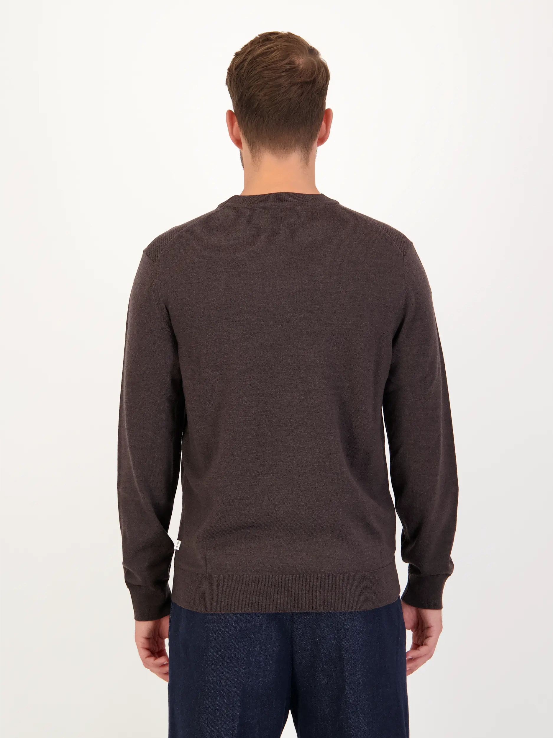 Pullover 'Ted' - Artikel Rückseite getragen von einem Modell - Farbe: Braun