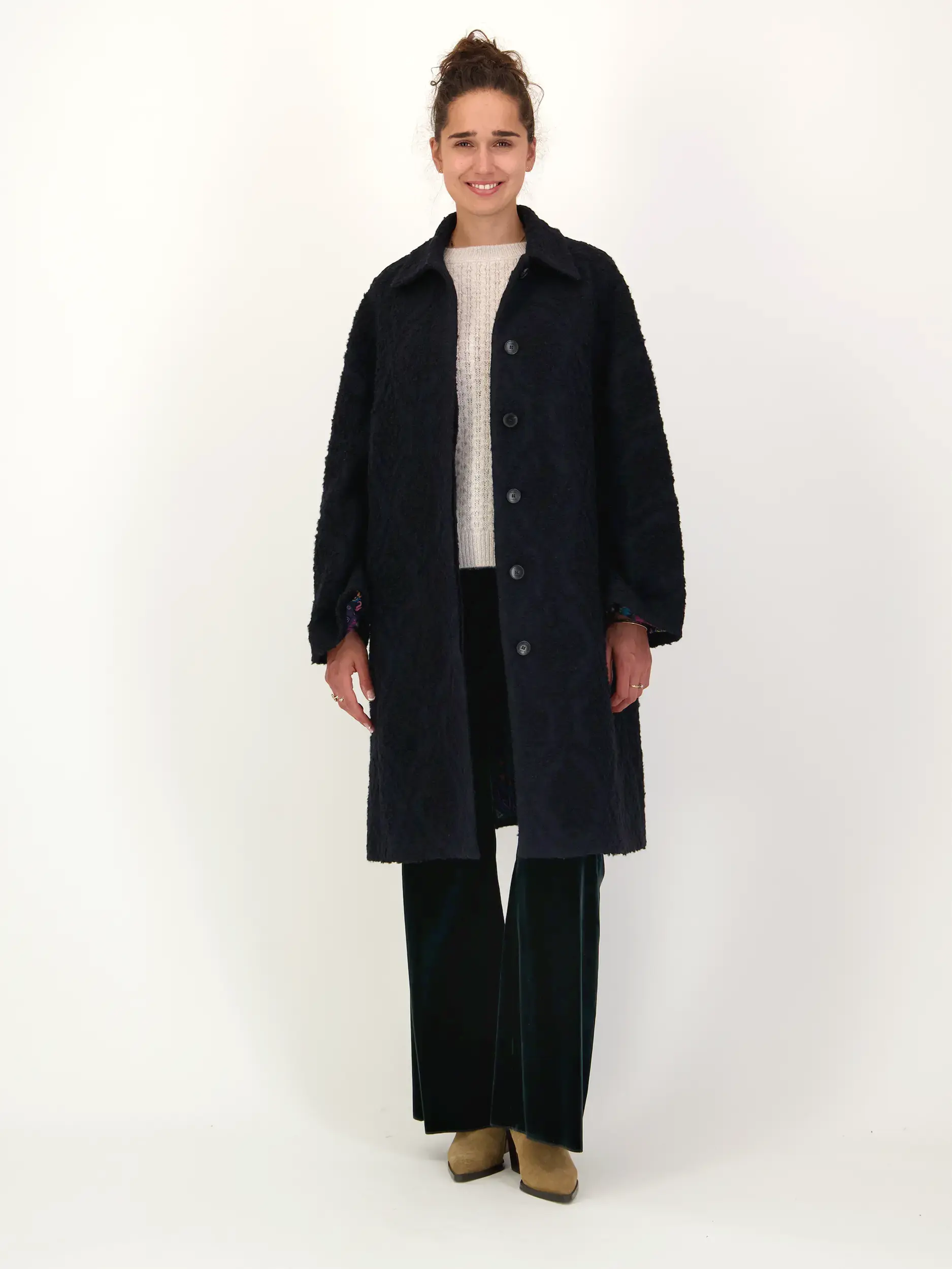 Hose aus Samt - Artikel Teil eines Outfits getragen von einem Modell