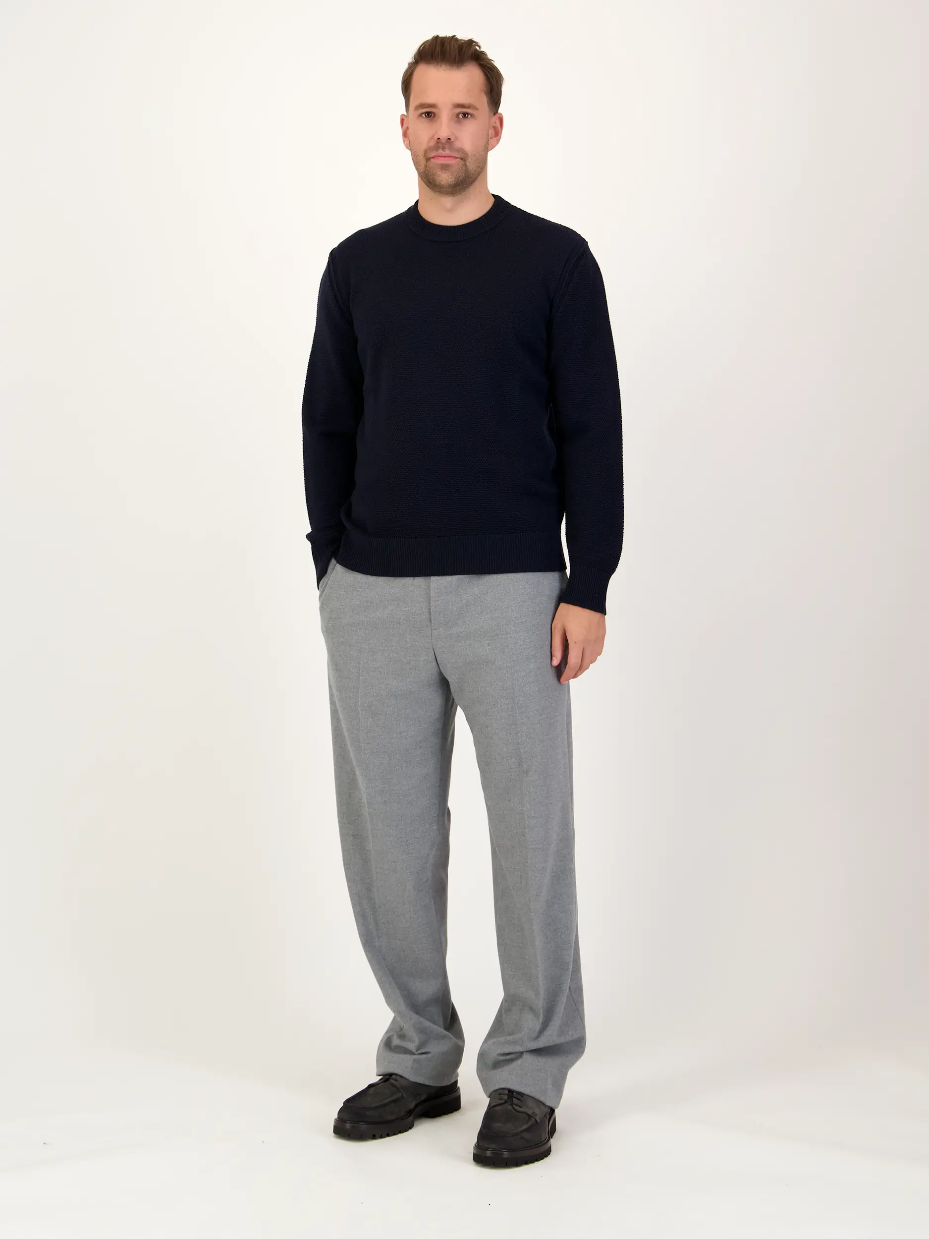 Pullover aus Wolle langarm - Artikel Teil eines Outfits getragen von einem Modell - Farbe: Blau